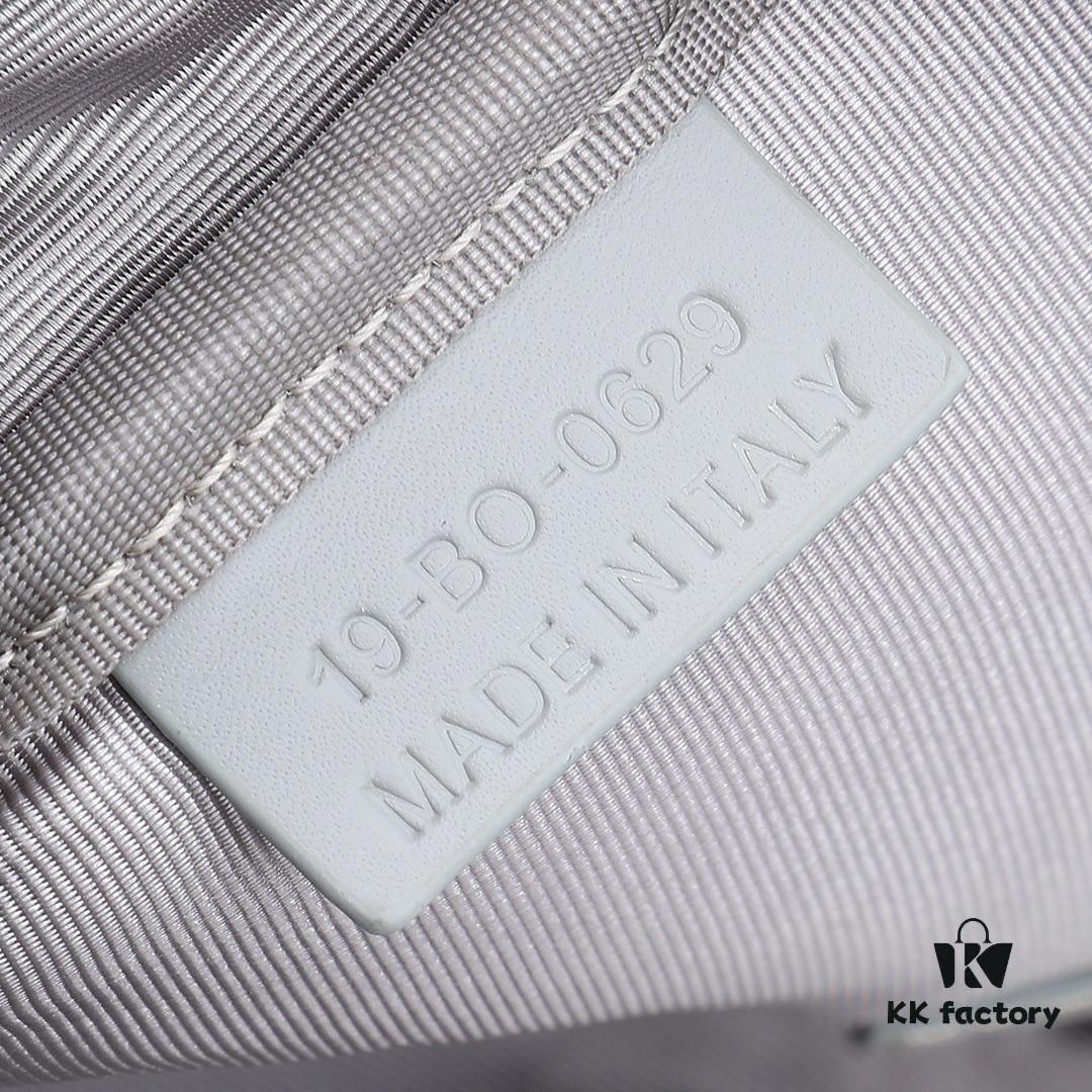 This toiletry bag combines practical functionality with minimalist design. Crafted from Dior gray CD Diamond canvas inspired by the Dior archives, it features smooth calf leather trims in matching tones and a signature Dior logo on the front.