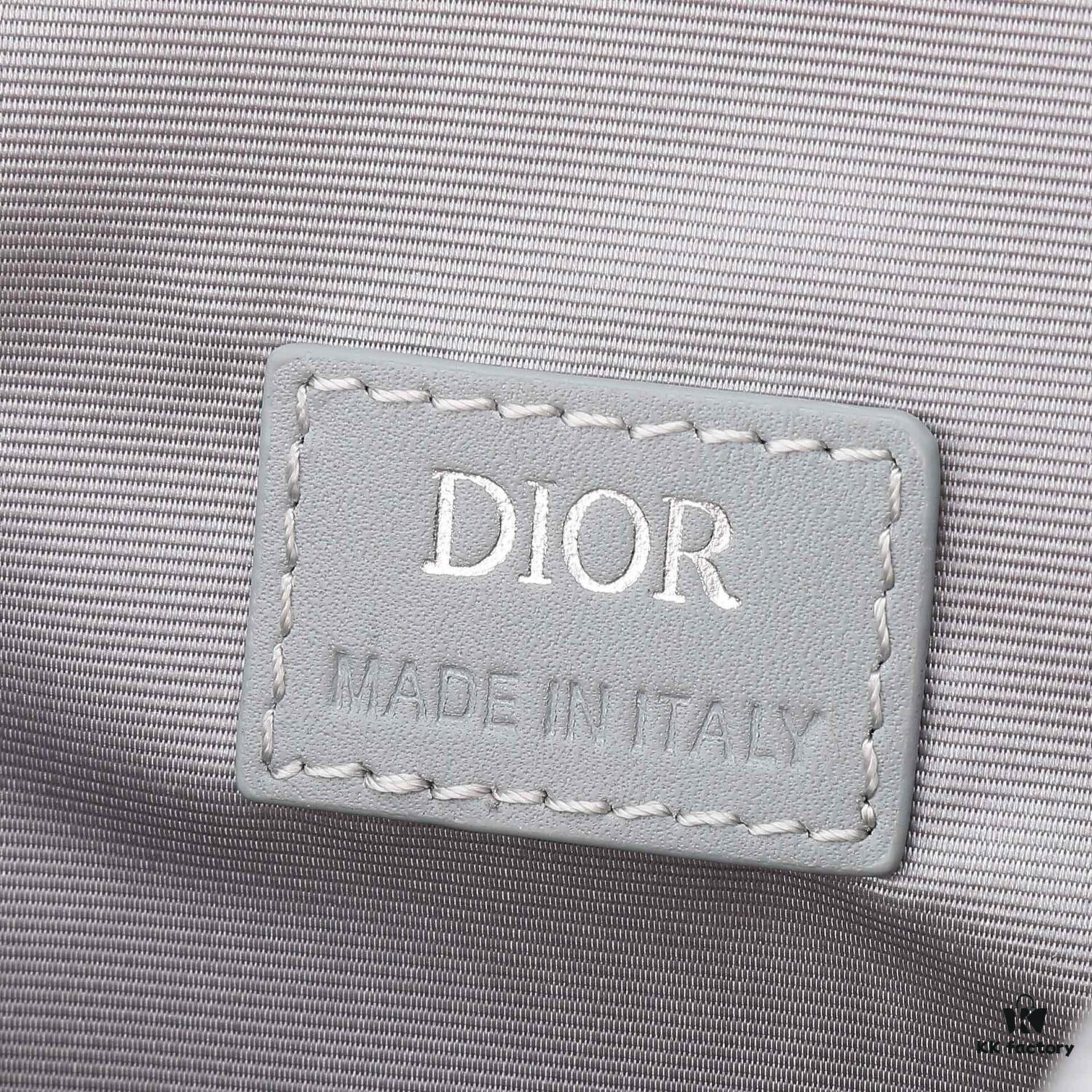 This toiletry bag combines practical functionality with minimalist design. Crafted from Dior gray CD Diamond canvas inspired by the Dior archives, it features smooth calf leather trims in matching tones and a signature Dior logo on the front.