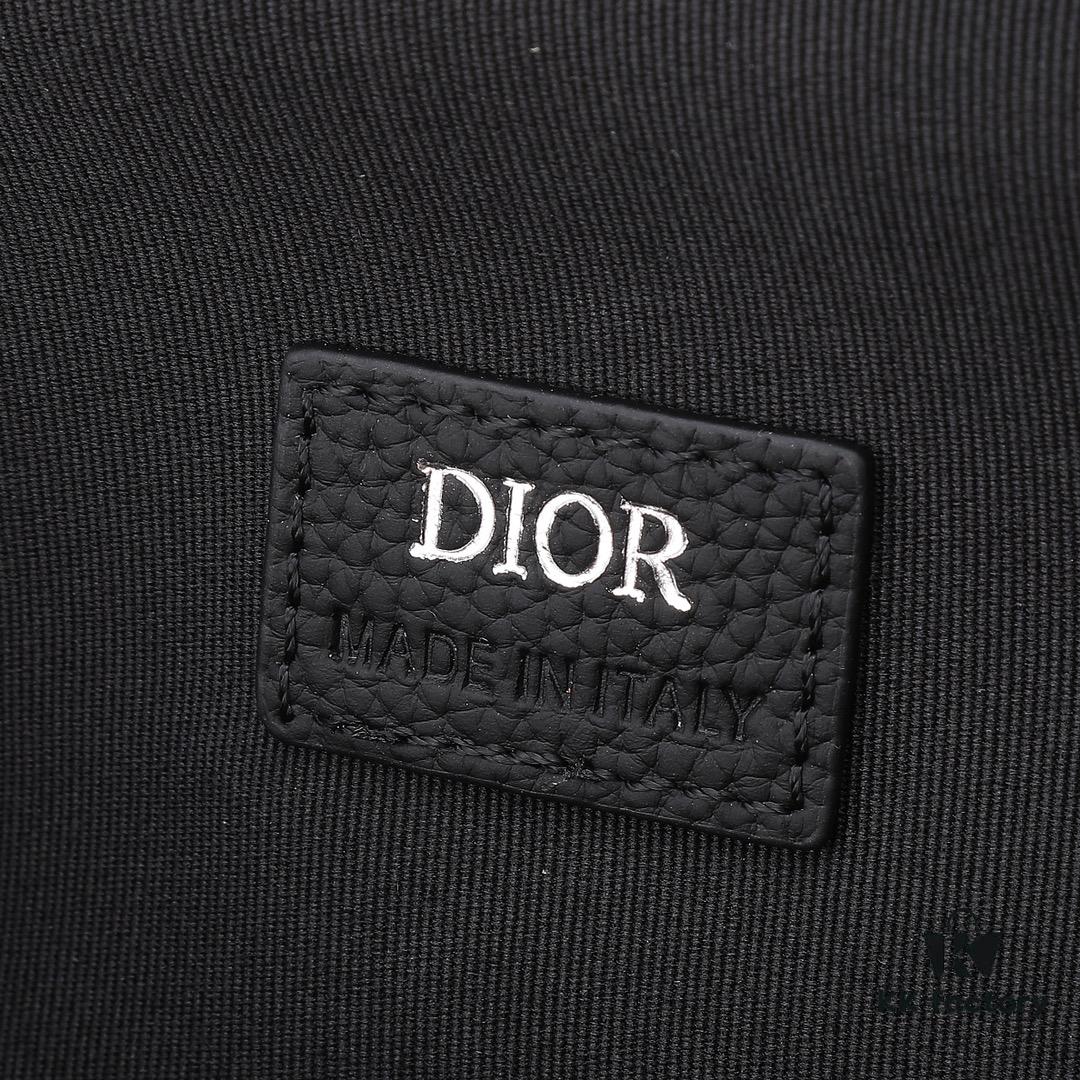 This toiletry bag combines practical functionality with minimalist design. Crafted from black Oblique-print fabric, it features grained calfskin leather trims in matching tones and is adorned with a Dior signature on the front. The front features a zip pocket, a spacious main zipped compartment, and two slip pockets. Equipped with a leather handle, it can be carried by hand or stored inside various handbags.