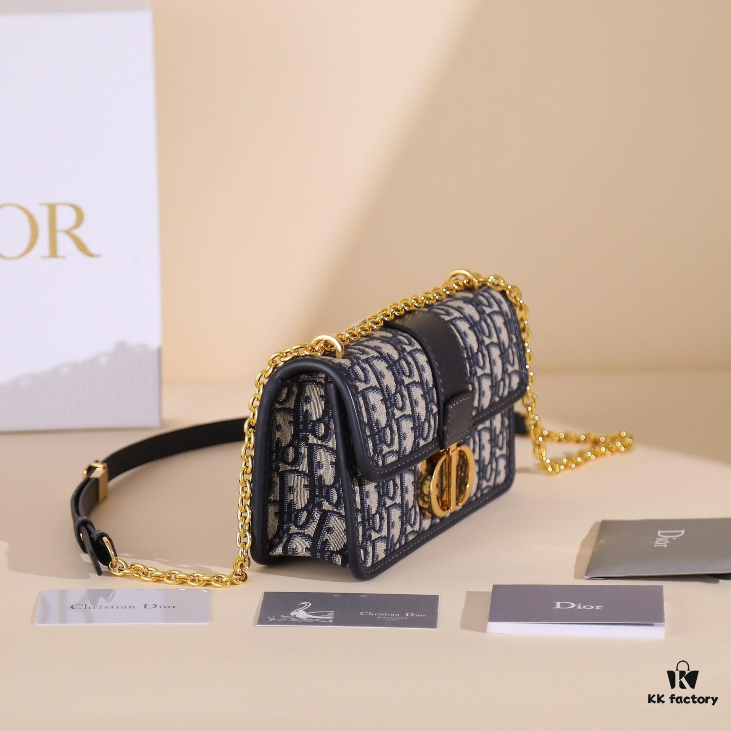 30 MONTAIGNE Chain Bag M9334