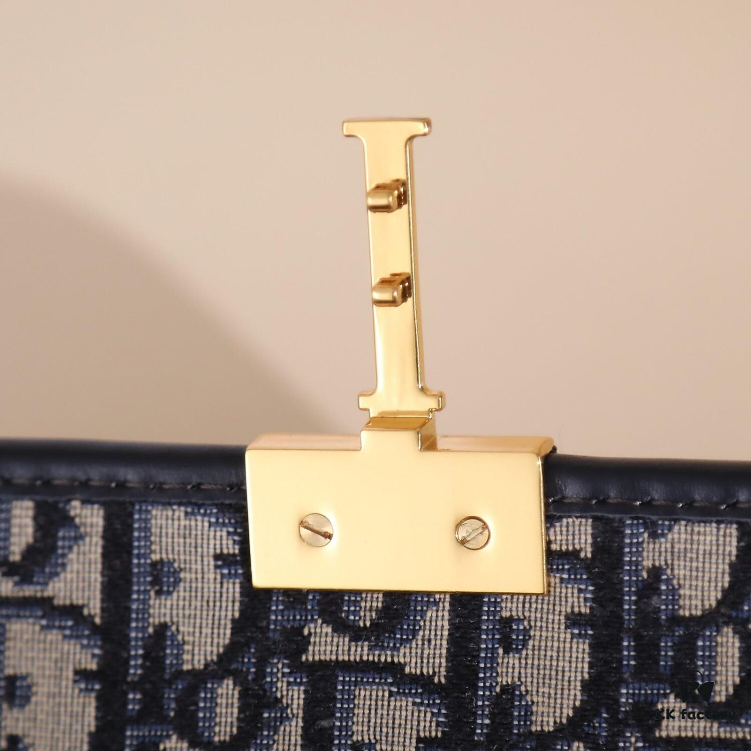 30 MONTAIGNE Chain Bag M9334