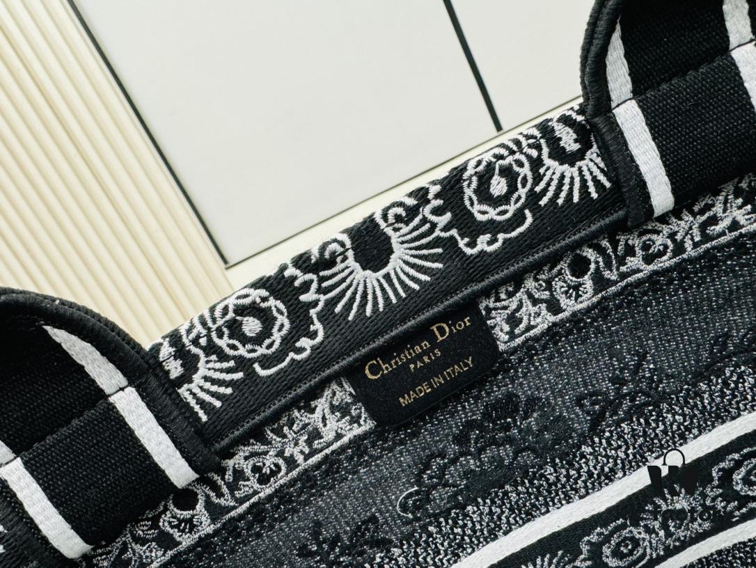 Dior Market Tote Bag with Shoulder Strap and Mini Pouch