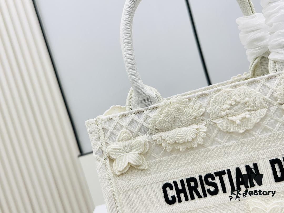 Authentic Thick Fabric Warning  ️ Small White Floral 'Book Tote'