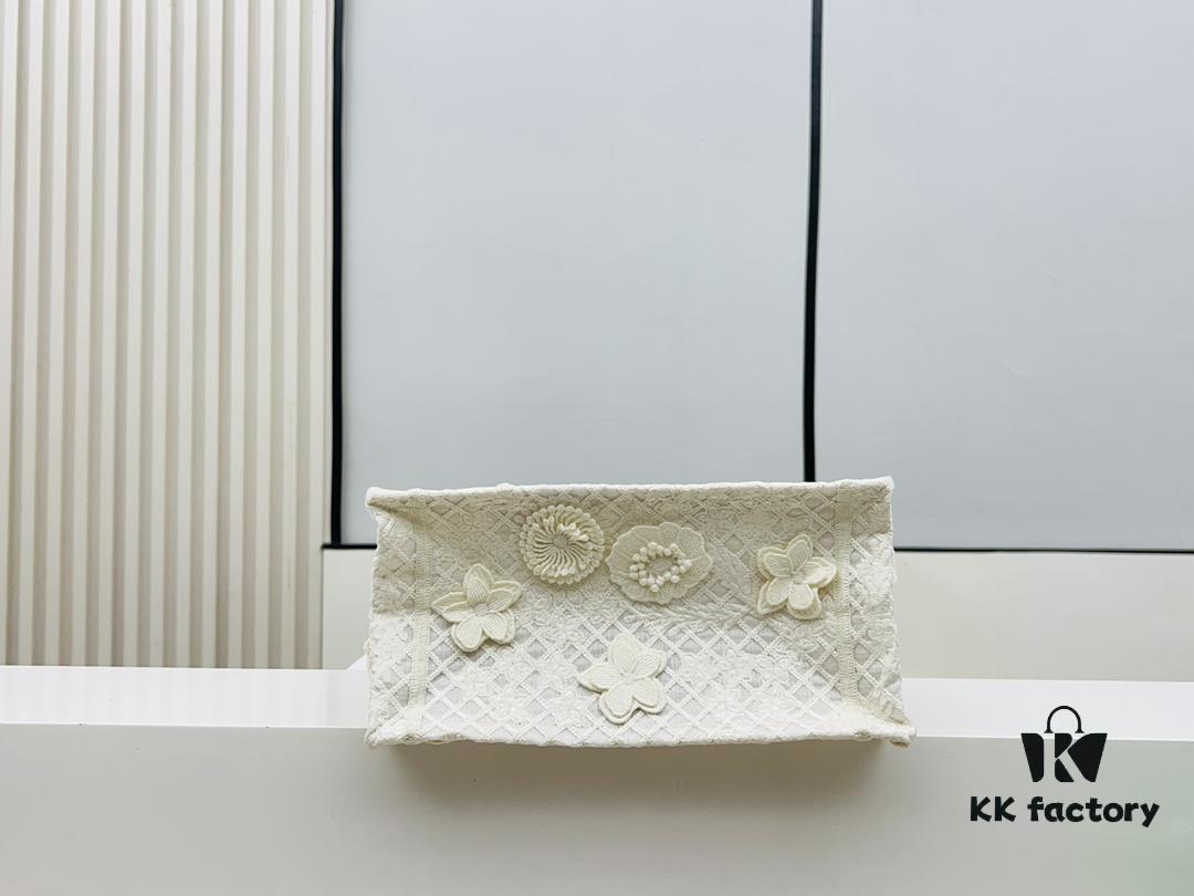 Authentic Thick Fabric Warning  ️ Small White Floral 'Book Tote'