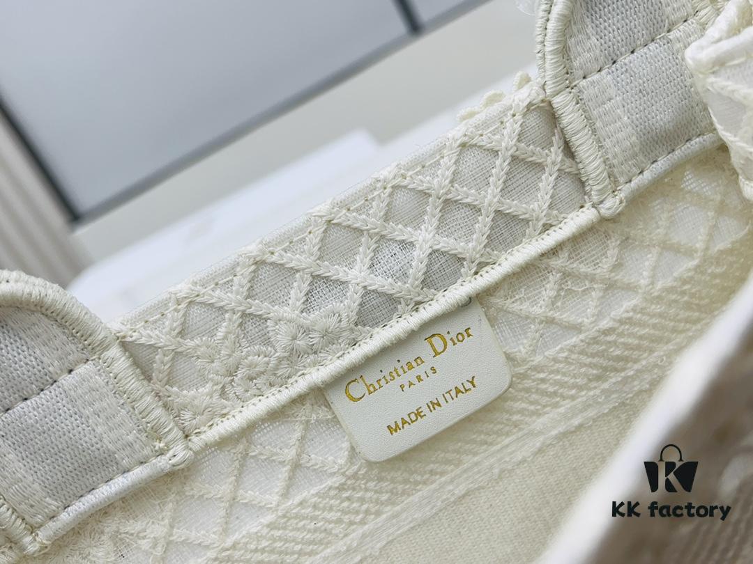 Authentic Thick Fabric Warning  ️ Small White Floral 'Book Tote'