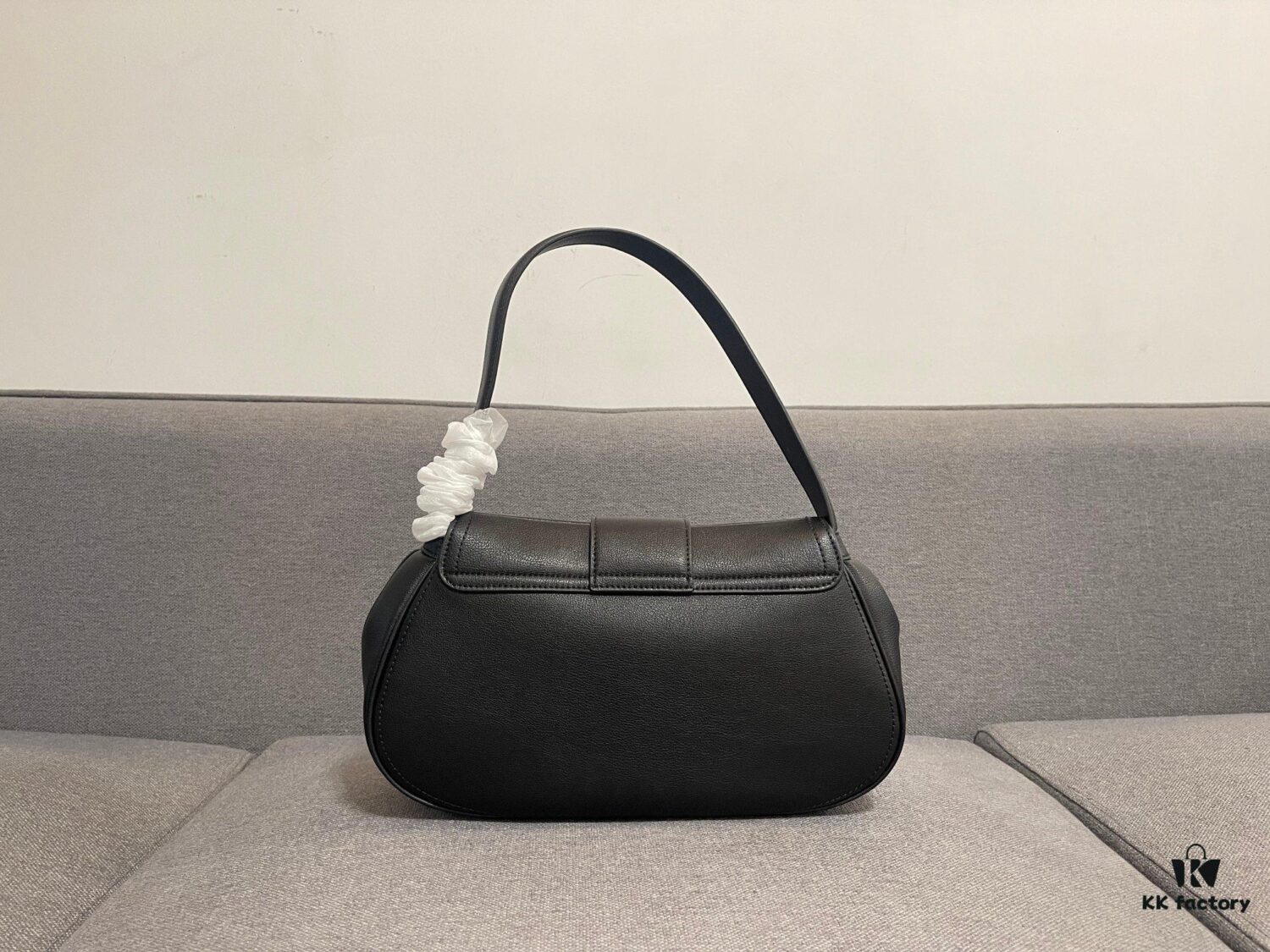 CELINE New Arrival POLLY Bag in Top-Grade Cowhide