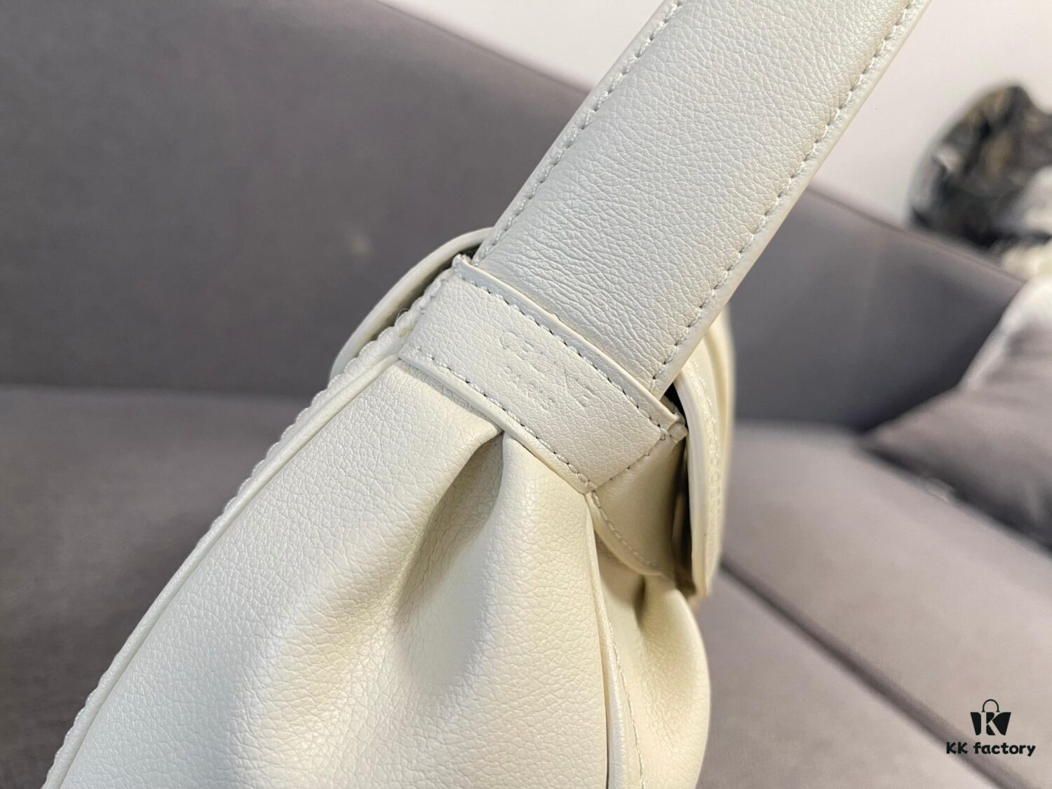 Top-Grade Cowhide CELINE New Arrival POLLY Bag