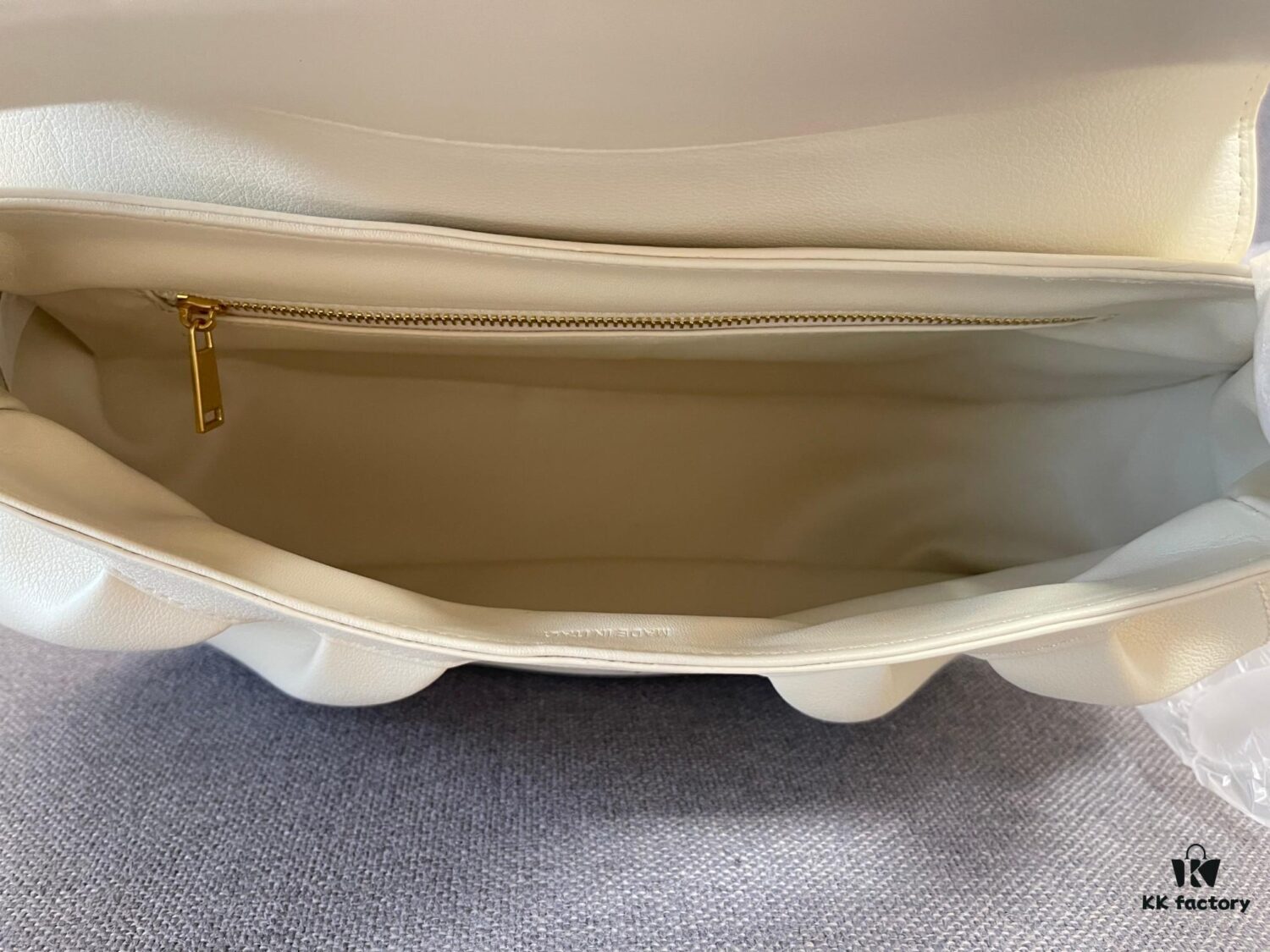 Top-Grade Cowhide CELINE New Arrival POLLY Bag