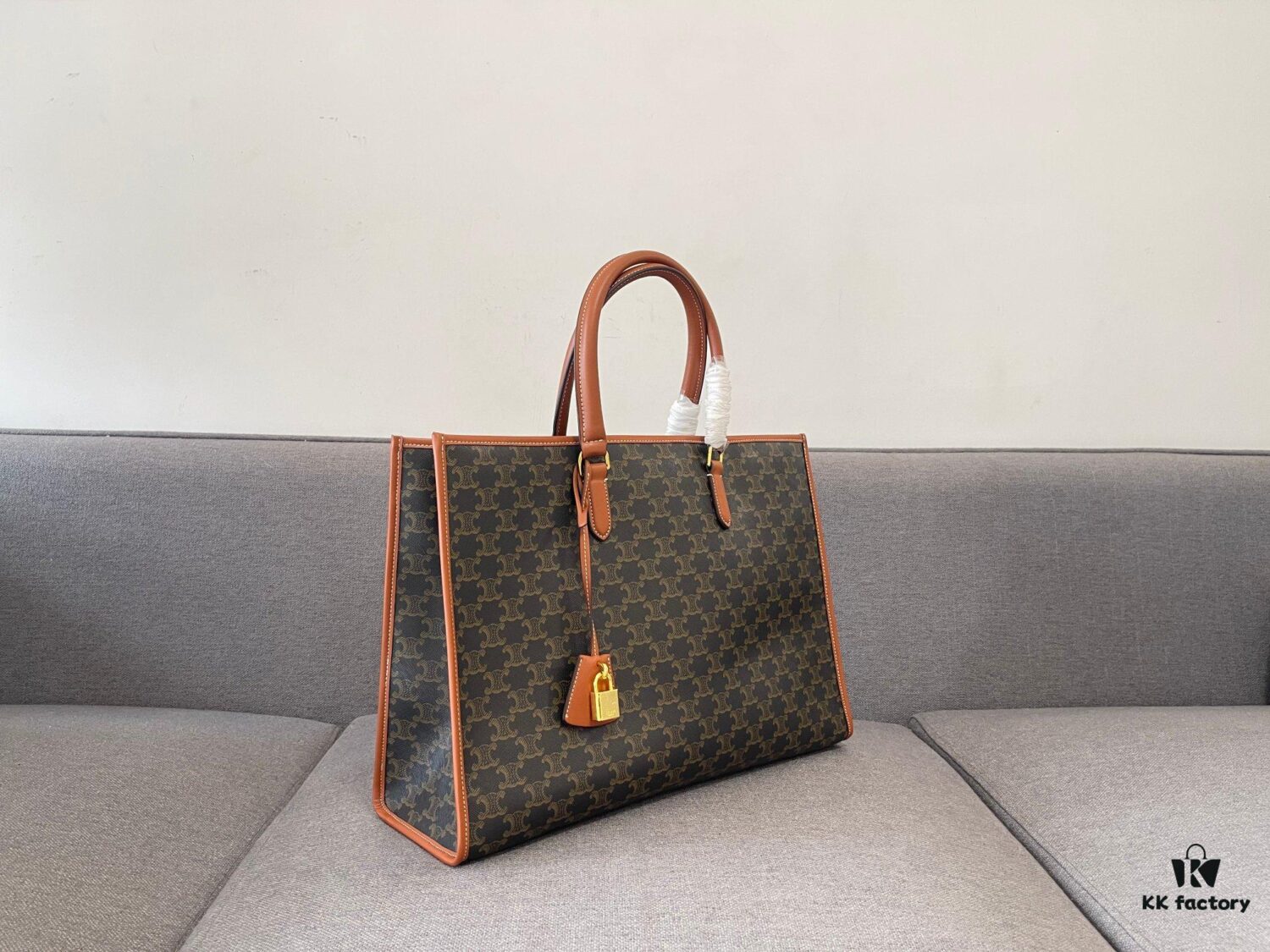 Large CELENE TRIOMPHE Spring Horizontal CABAS Tote Bag, Versatile Classic Triumph Monogram Series, Stylish and Durable Calfskin & PVC Tote, Must-Have for Fashion Enthusiasts