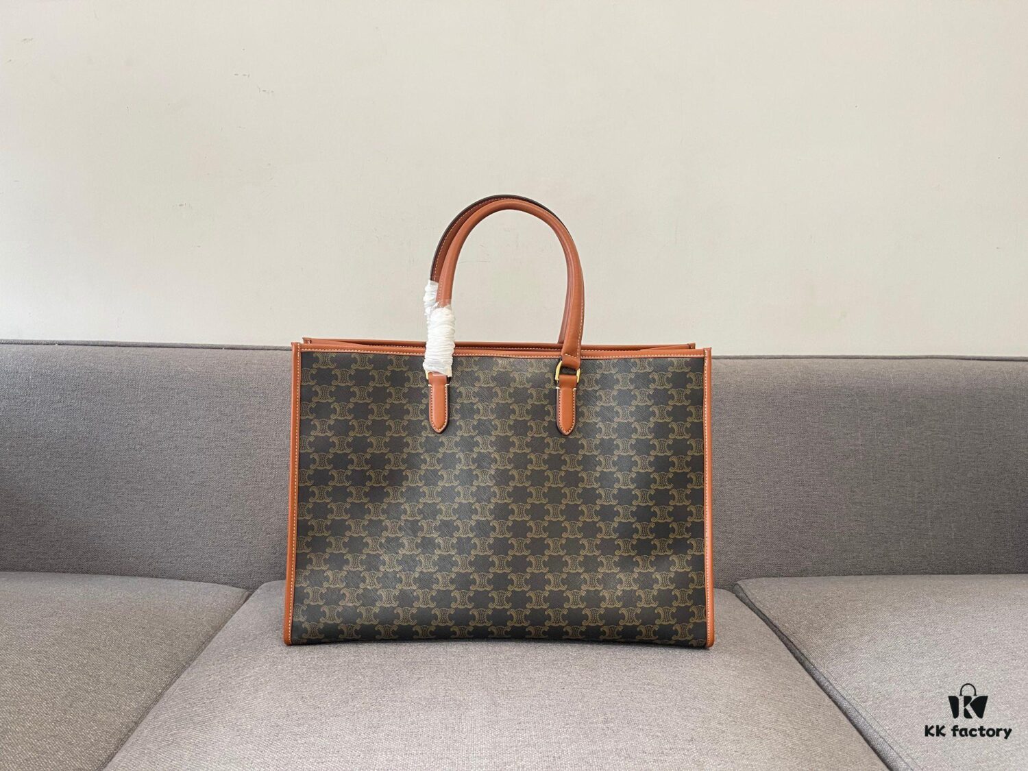 Large CELENE TRIOMPHE Spring Horizontal CABAS Tote Bag, Versatile Classic Triumph Monogram Series, Stylish and Durable Calfskin & PVC Tote, Must-Have for Fashion Enthusiasts