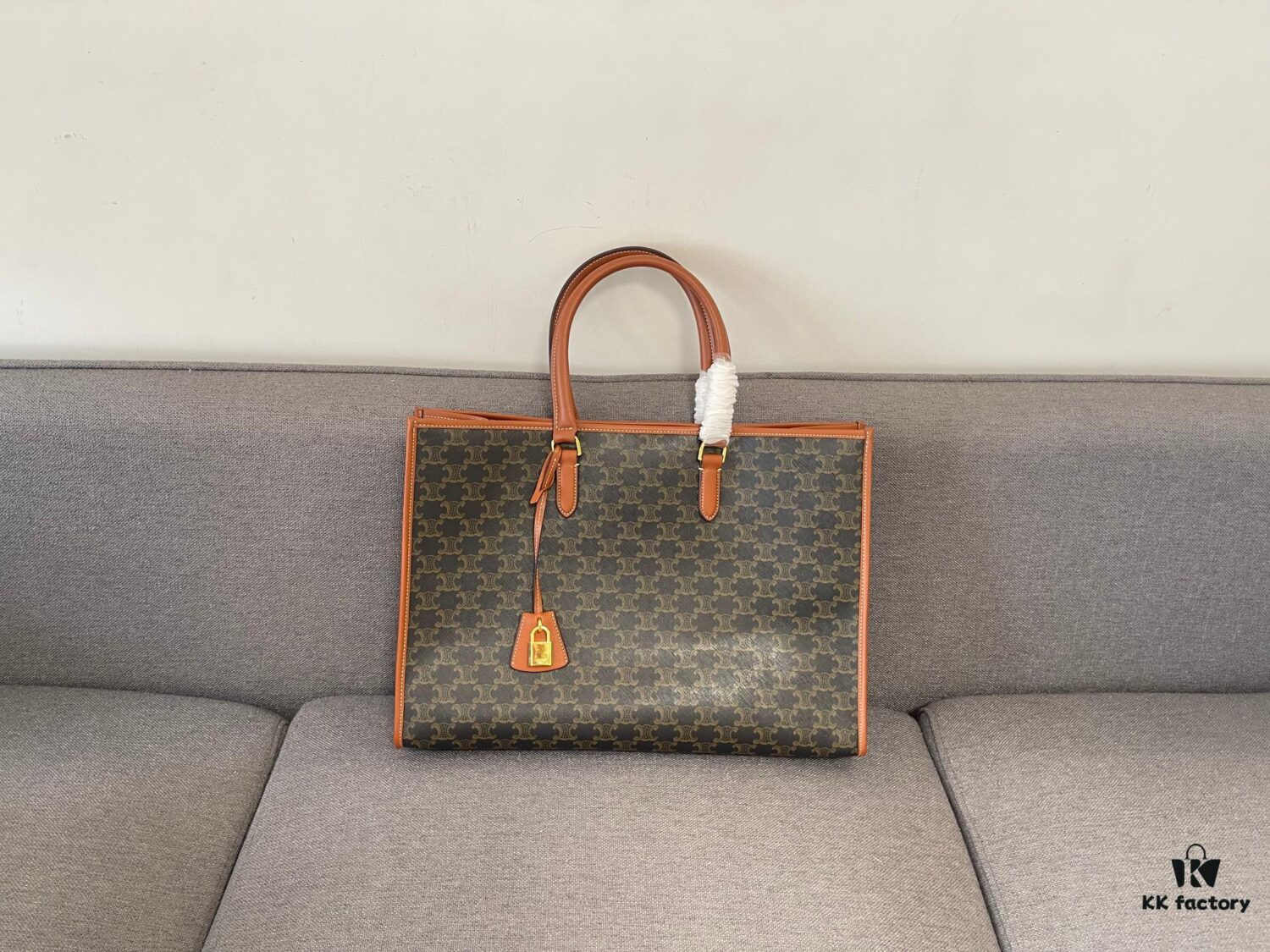 Large CELENE TRIOMPHE Spring Horizontal CABAS Tote Bag, Versatile Classic Triumph Monogram Series, Stylish and Durable Calfskin & PVC Tote, Must-Have for Fashion Enthusiasts