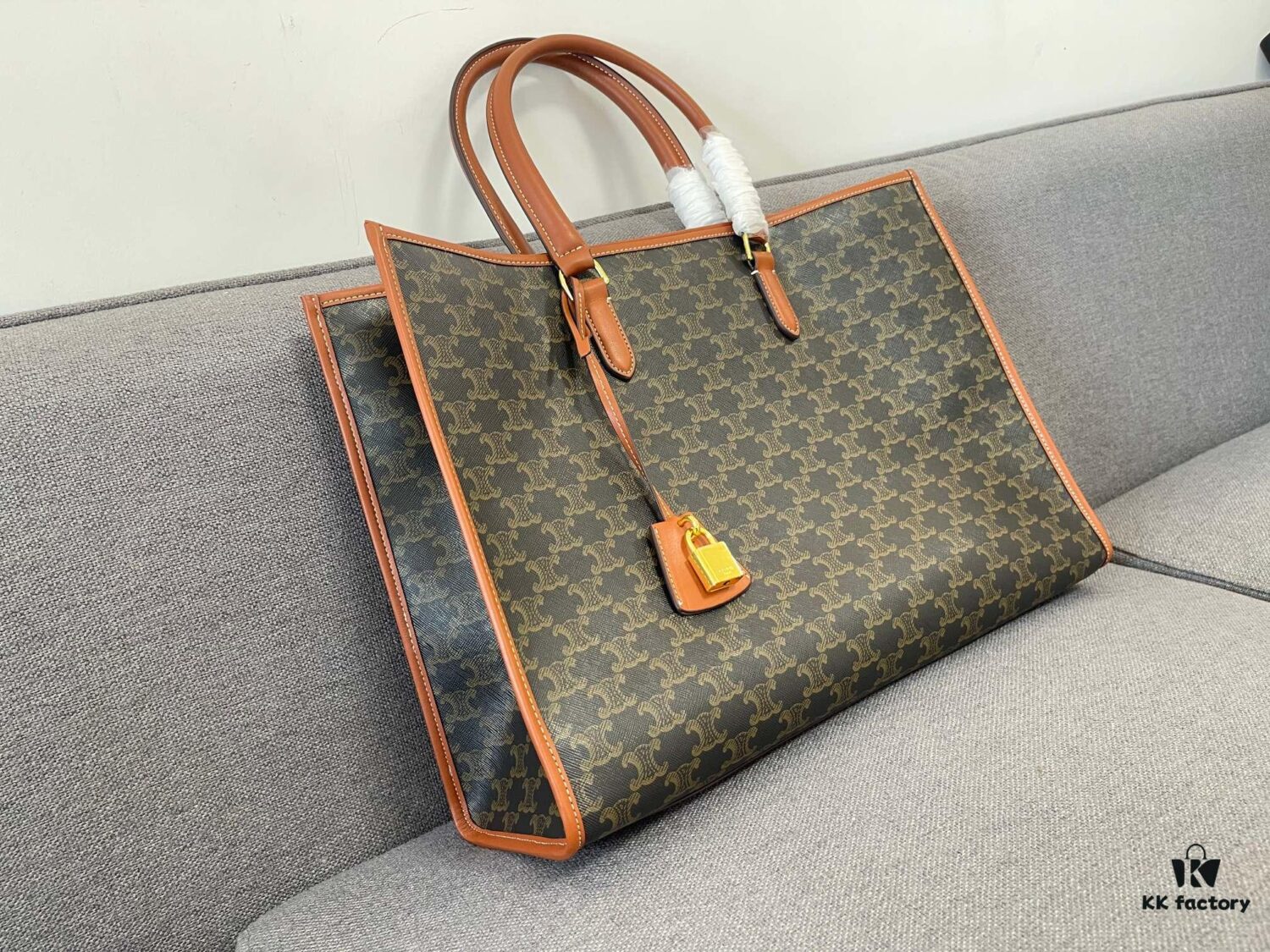 Large CELENE TRIOMPHE Spring Horizontal CABAS Tote Bag, Versatile Classic Triumph Monogram Series, Stylish and Durable Calfskin & PVC Tote, Must-Have for Fashion Enthusiasts