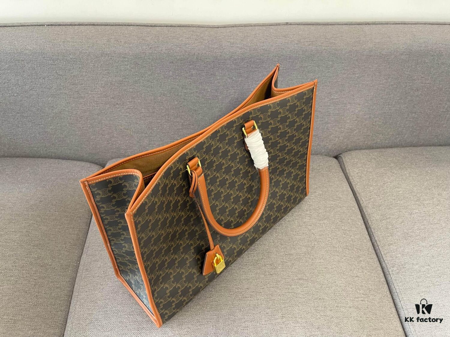 Large CELENE TRIOMPHE Spring Horizontal CABAS Tote Bag, Versatile Classic Triumph Monogram Series, Stylish and Durable Calfskin & PVC Tote, Must-Have for Fashion Enthusiasts