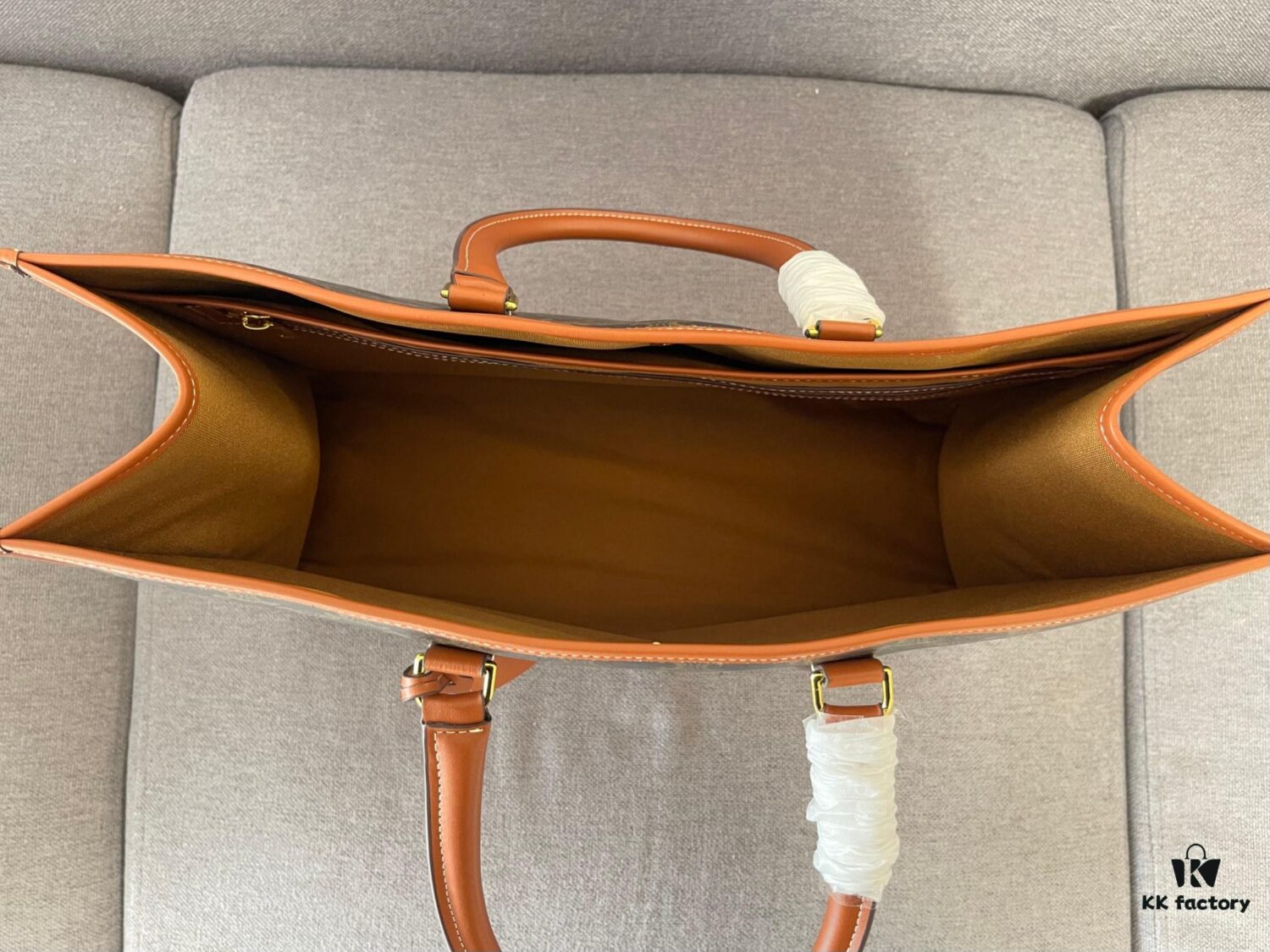 Large CELENE TRIOMPHE Spring Horizontal CABAS Tote Bag, Versatile Classic Triumph Monogram Series, Stylish and Durable Calfskin & PVC Tote, Must-Have for Fashion Enthusiasts