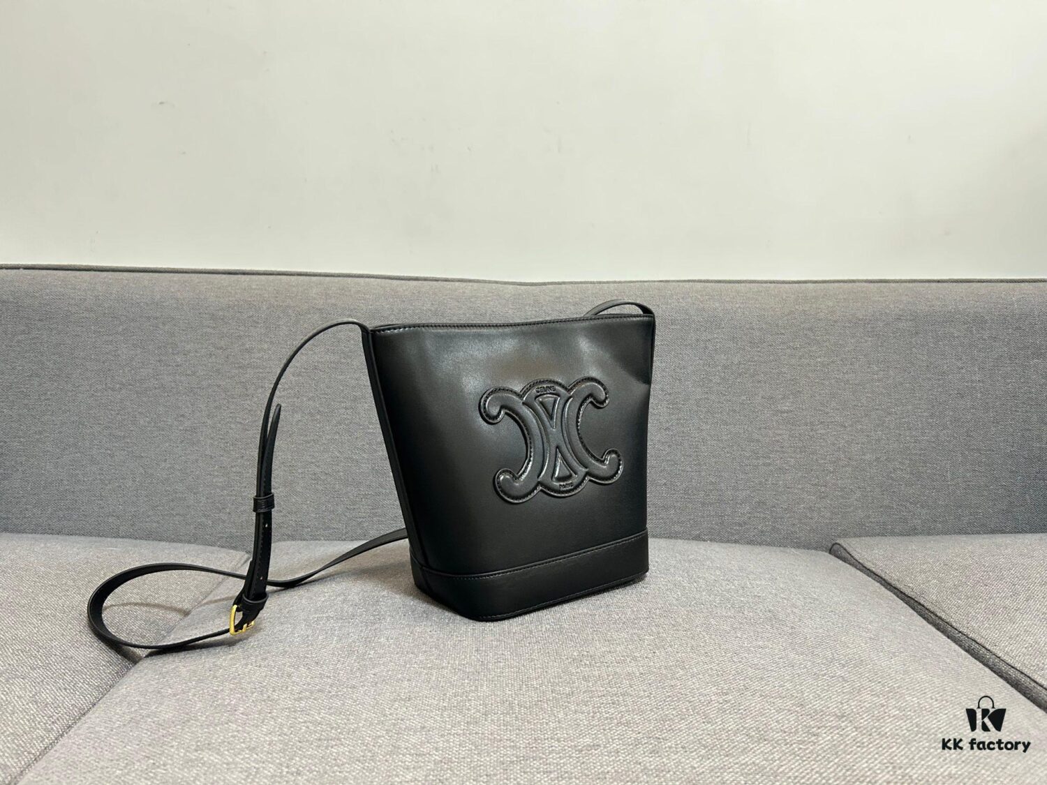 CELINE Spring-Summer New Arrival CUIR Bucket Bag with Arc de Triomphe 3D Logo, Sophisticated and Mature Design