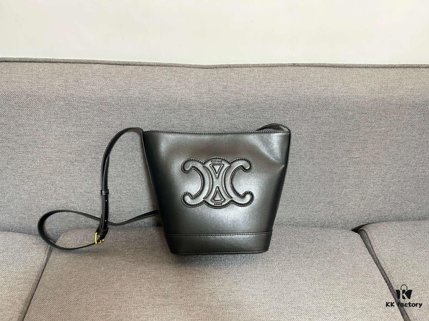 CELINE Spring-Summer New Arrival CUIR Bucket Bag with Arc de Triomphe 3D Logo, Sophisticated and Mature Design