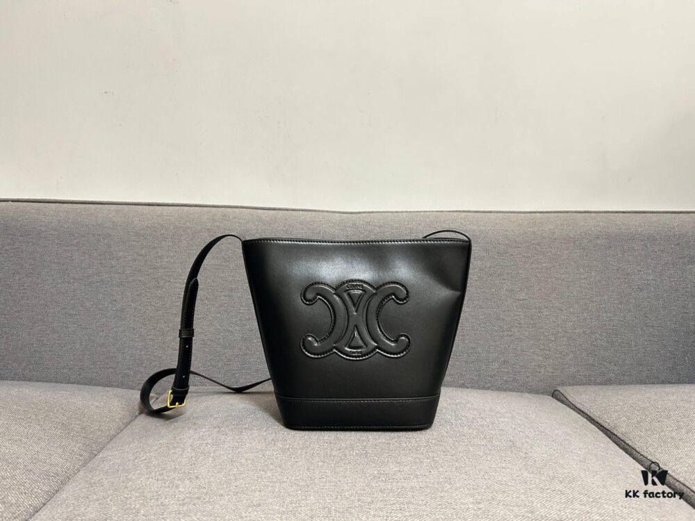 CELINE Spring-Summer New Arrival CUIR Bucket Bag with Arc de Triomphe 3D Logo, Sophisticated and Mature Design