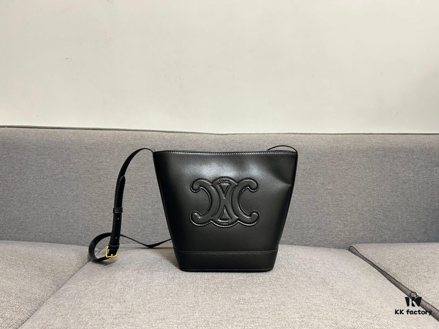 CELINE Spring-Summer New Arrival CUIR Bucket Bag with Arc de Triomphe 3D Logo, Sophisticated and Mature Design