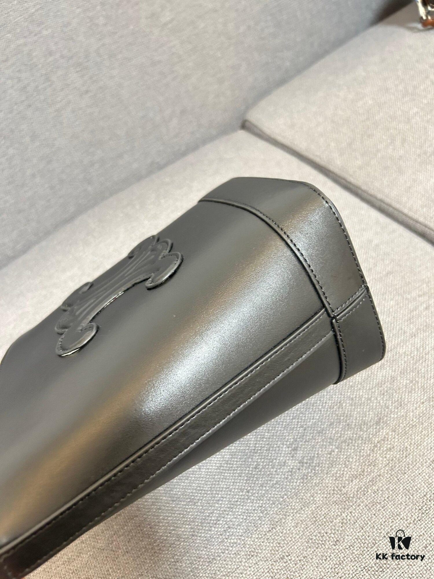 CELINE Spring-Summer New Arrival CUIR Bucket Bag with Arc de Triomphe 3D Logo, Sophisticated and Mature Design