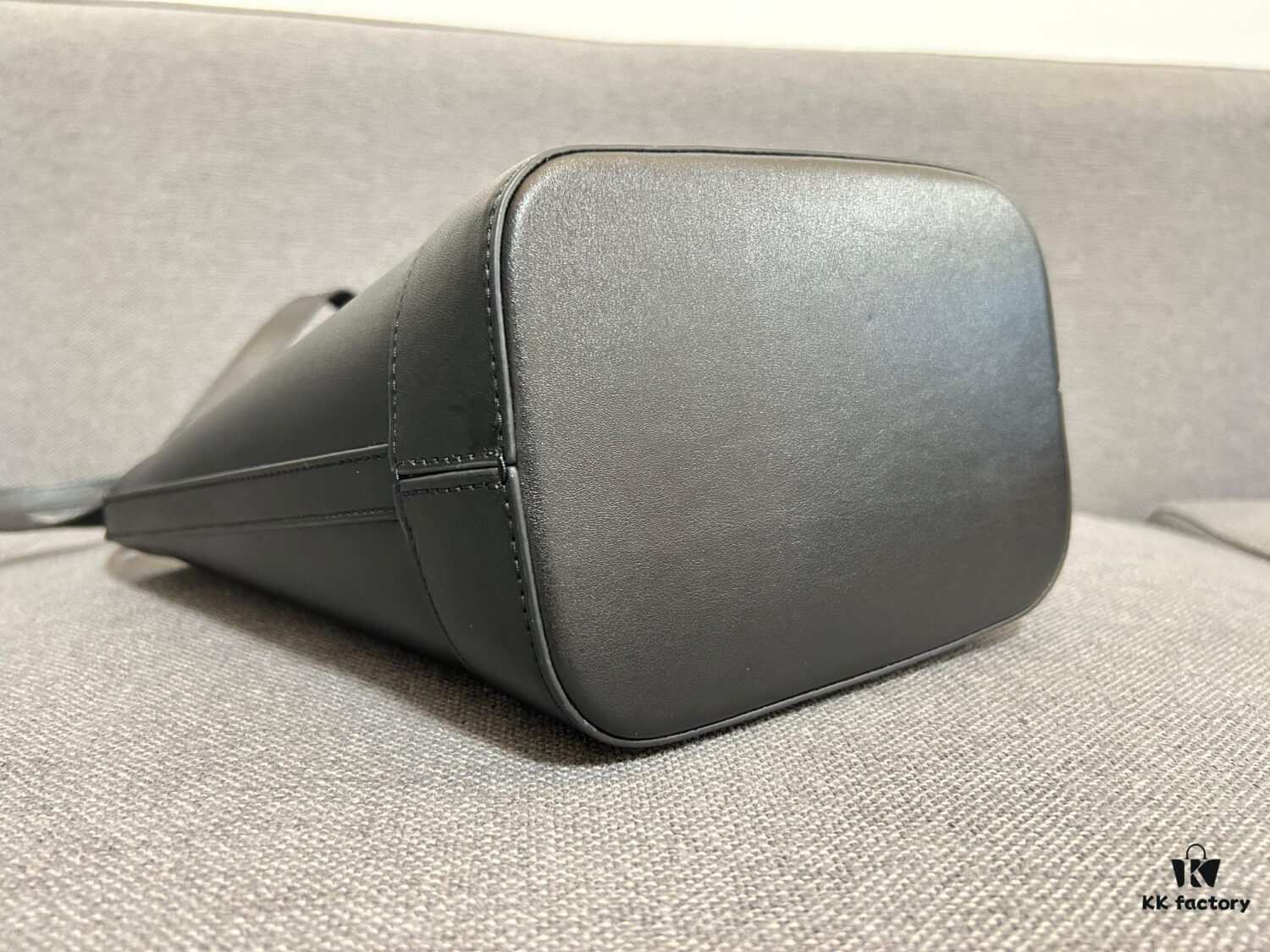 CELINE Spring-Summer New Arrival CUIR Bucket Bag with Arc de Triomphe 3D Logo, Sophisticated and Mature Design