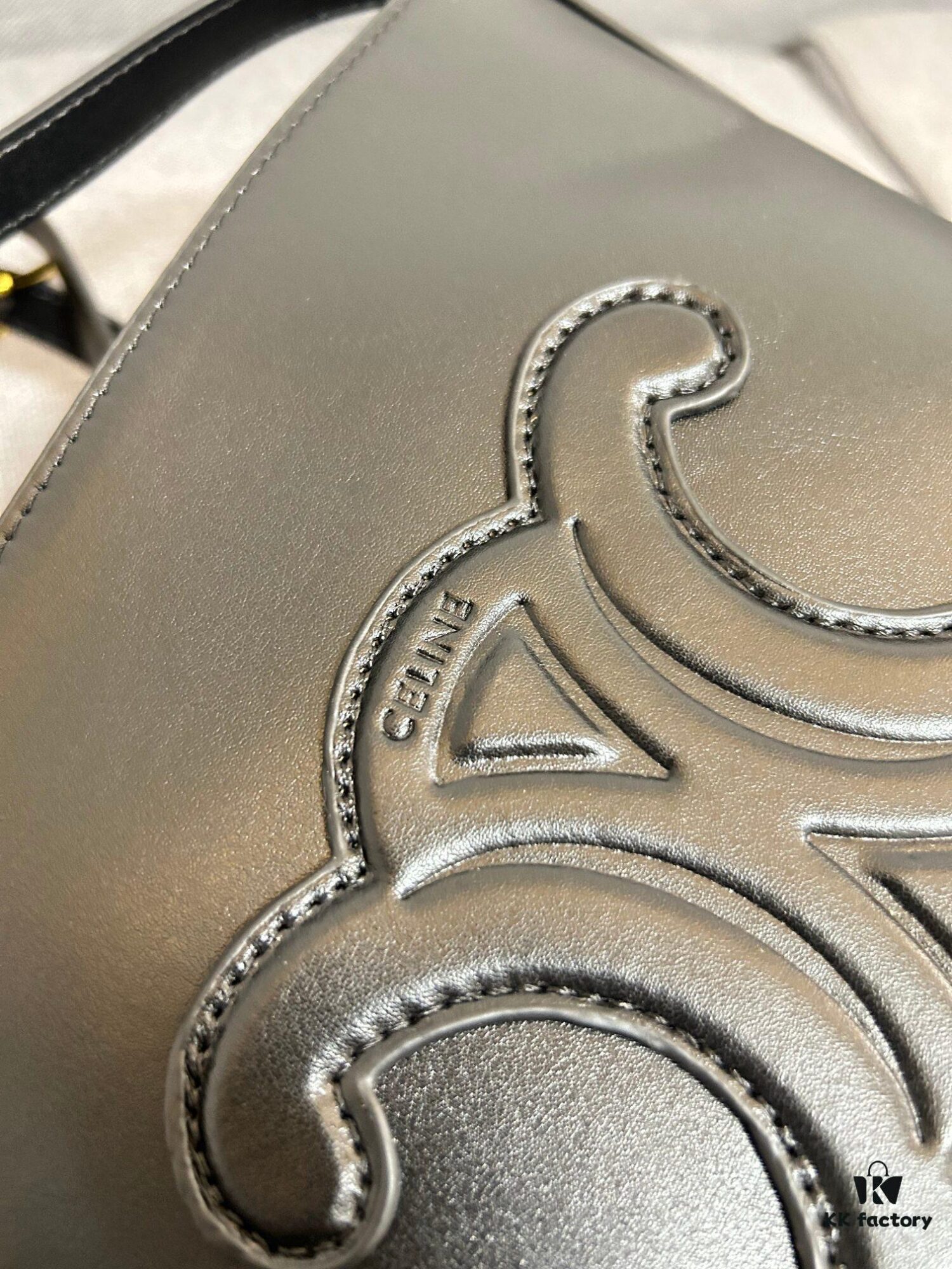 CELINE Spring-Summer New Arrival CUIR Bucket Bag with Arc de Triomphe 3D Logo, Sophisticated and Mature Design