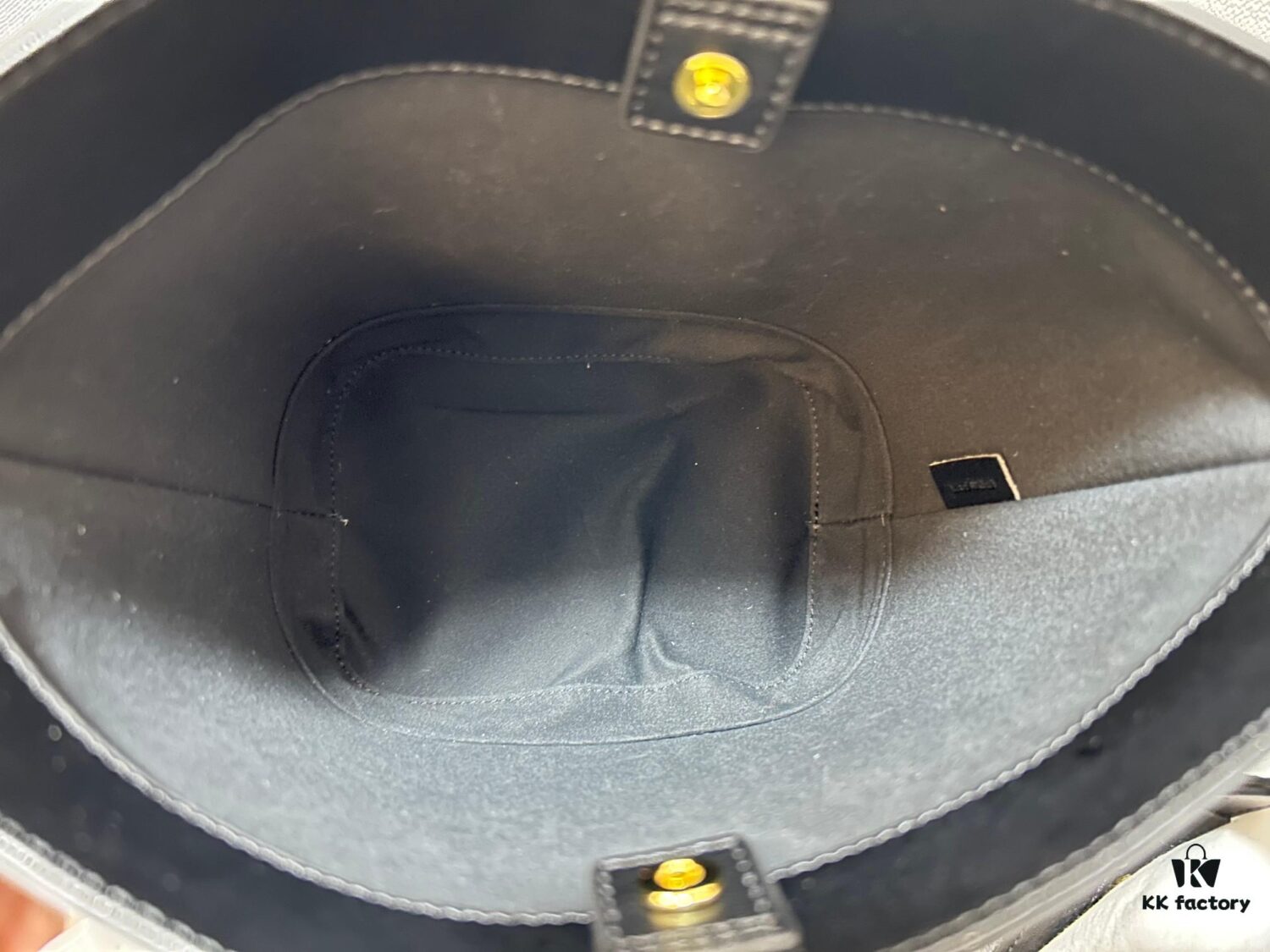 CELINE Spring-Summer New Arrival CUIR Bucket Bag with Arc de Triomphe 3D Logo, Sophisticated and Mature Design