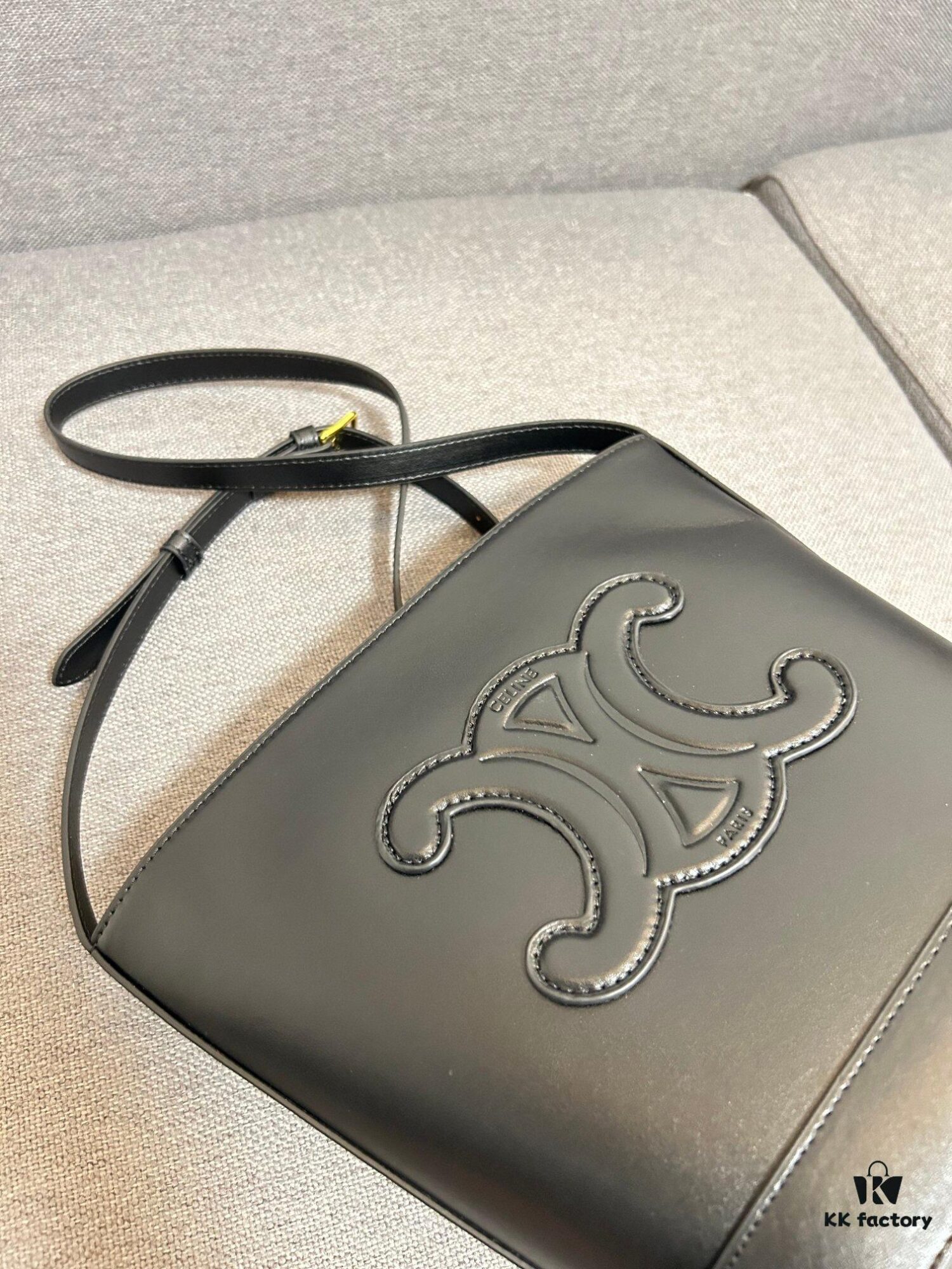 CELINE Spring-Summer New Arrival CUIR Bucket Bag with Arc de Triomphe 3D Logo, Sophisticated and Mature Design