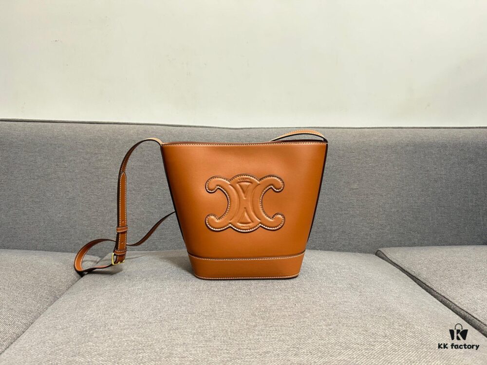 CELINE Spring Summer New Arrival CUIR Bucket Bag with Arc de Triomphe Embossed Logo, Sophisticated and Mature Design