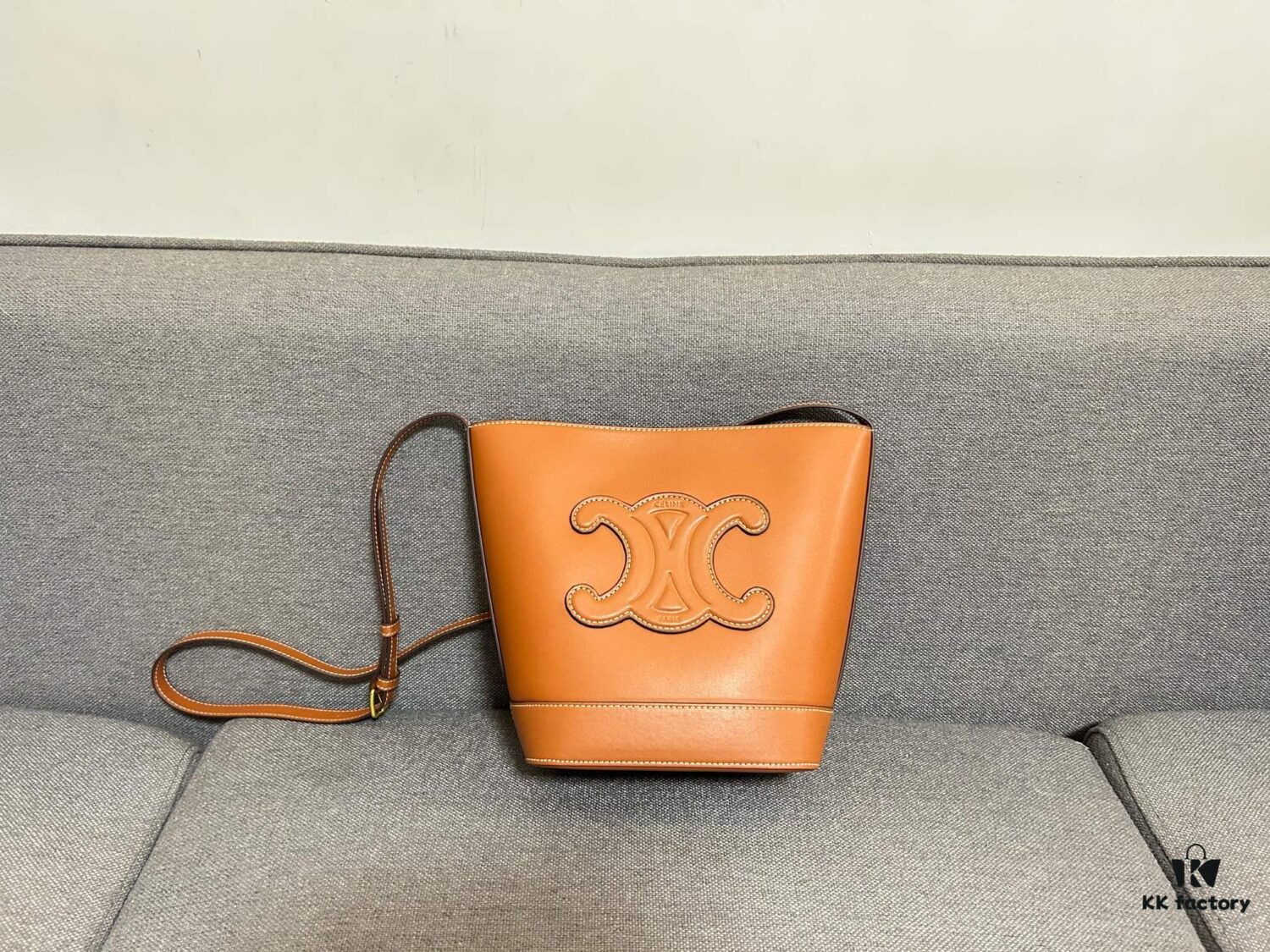CELINE Spring Summer New Arrival CUIR Bucket Bag with Arc de Triomphe Embossed Logo, Sophisticated and Mature Design