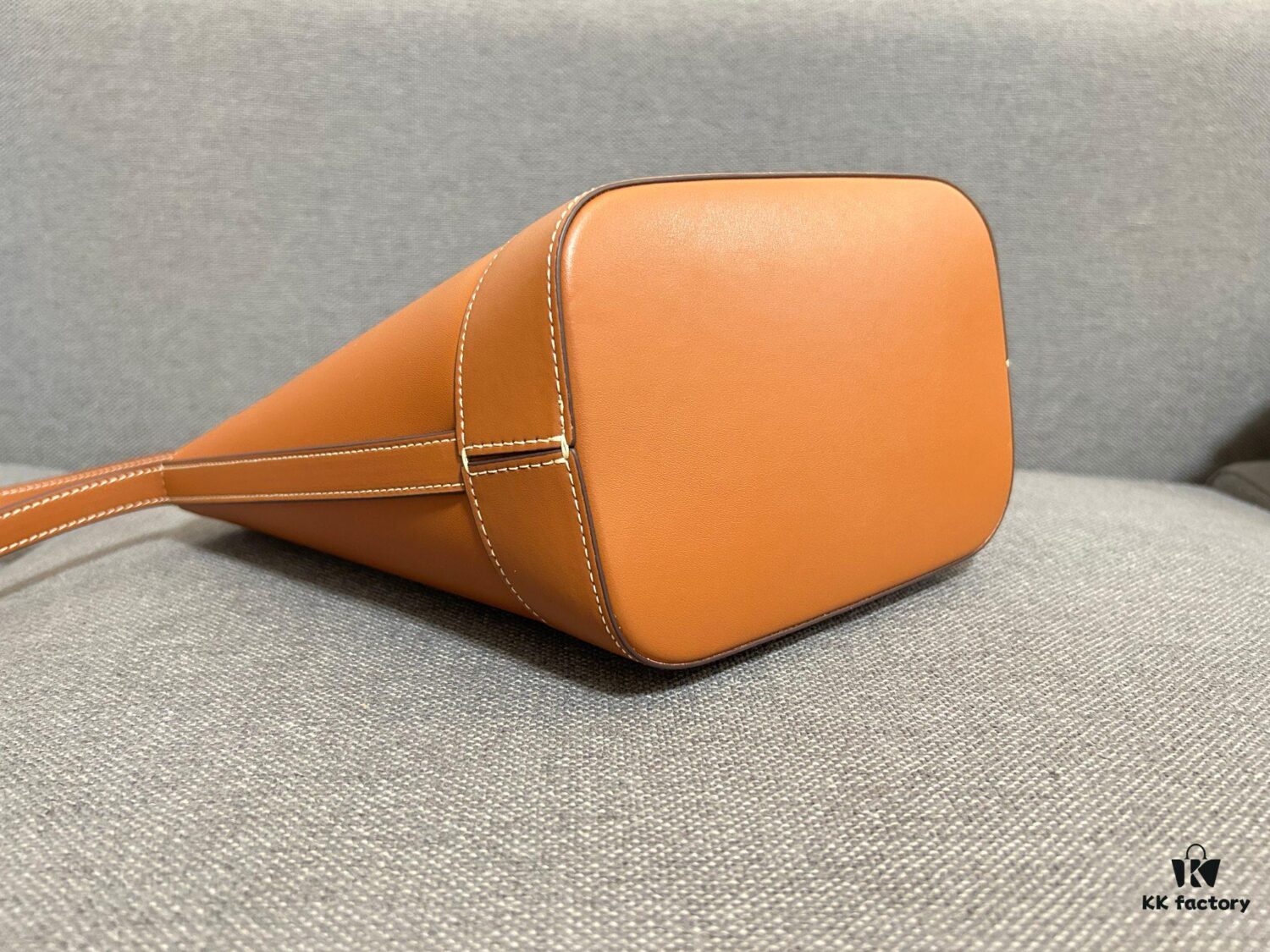 CELINE Spring Summer New Arrival CUIR Bucket Bag with Arc de Triomphe Embossed Logo, Sophisticated and Mature Design