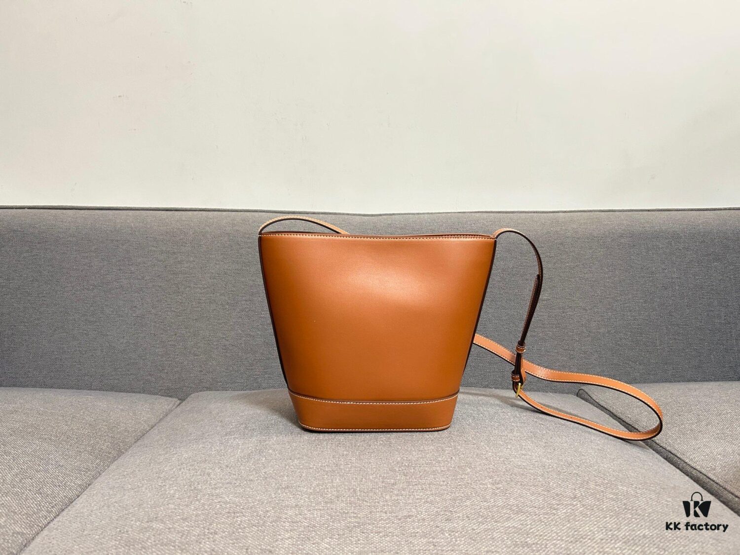 CELINE Spring Summer New Arrival CUIR Bucket Bag with Arc de Triomphe Embossed Logo, Sophisticated and Mature Design