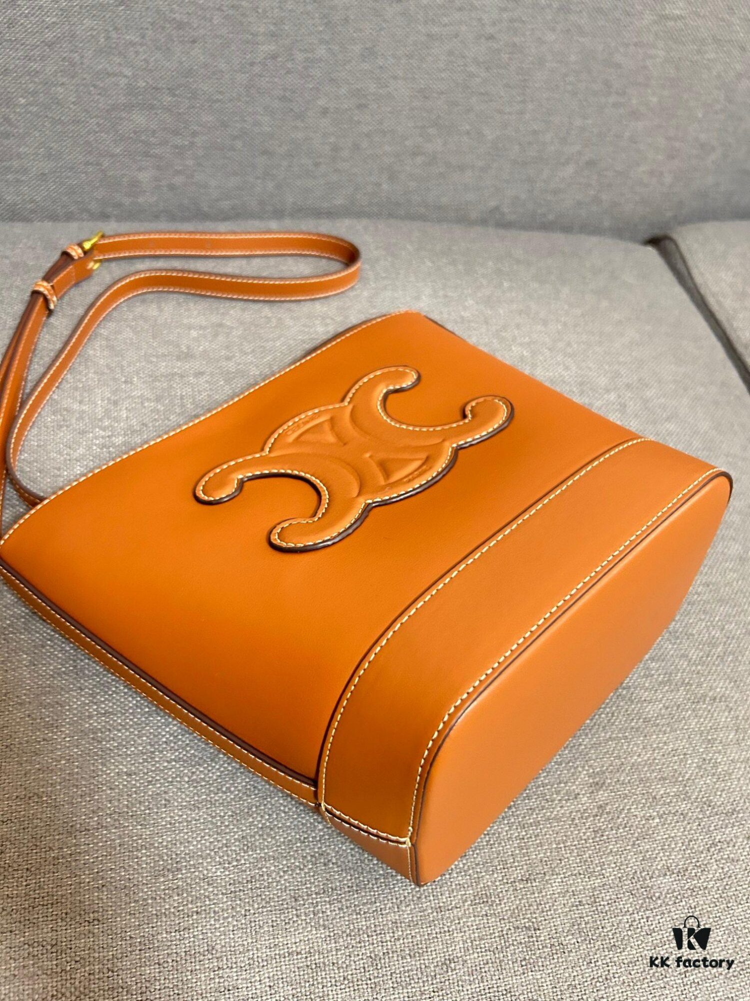 CELINE Spring Summer New Arrival CUIR Bucket Bag with Arc de Triomphe Embossed Logo, Sophisticated and Mature Design