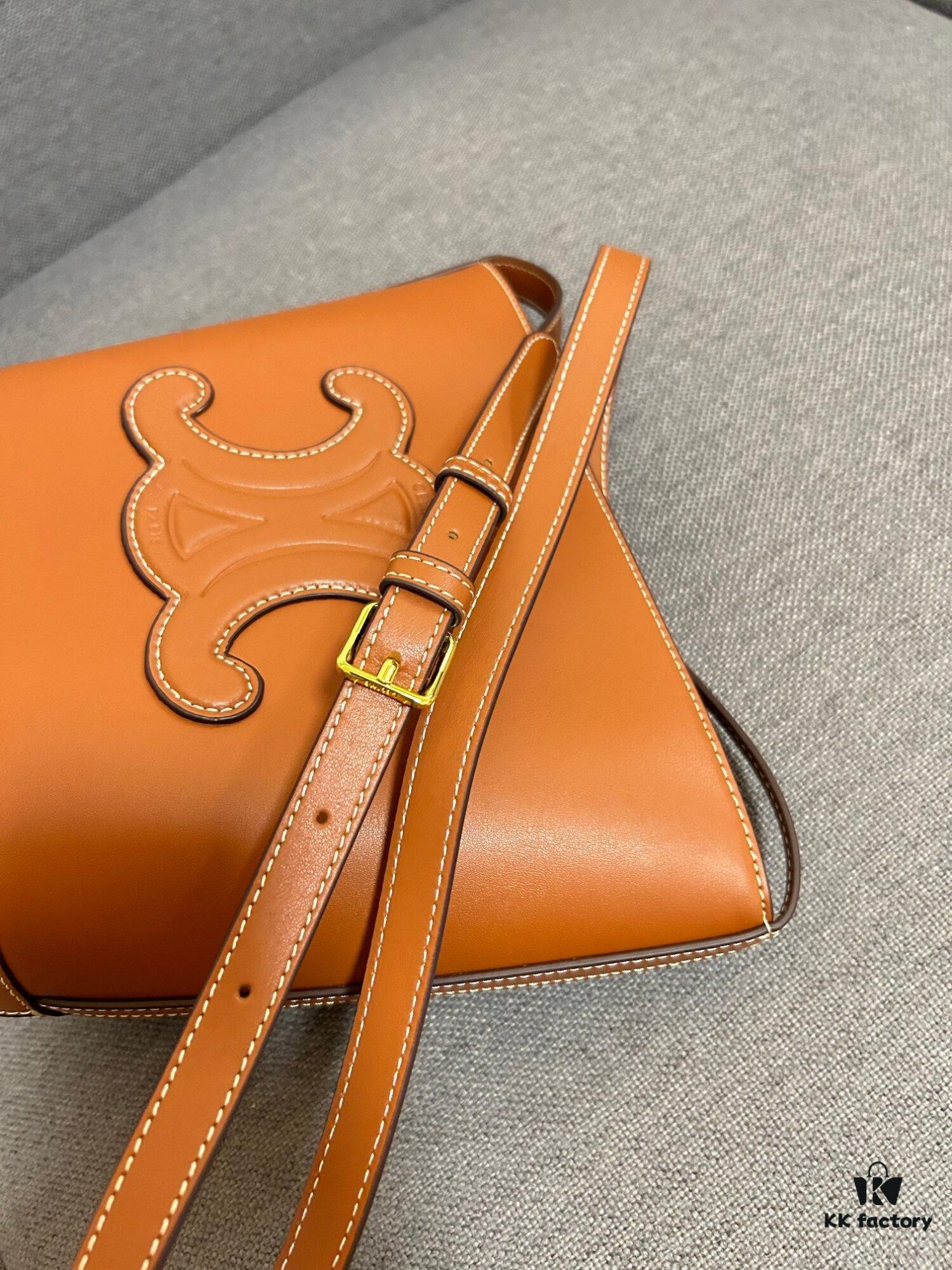 CELINE Spring Summer New Arrival CUIR Bucket Bag with Arc de Triomphe Embossed Logo, Sophisticated and Mature Design