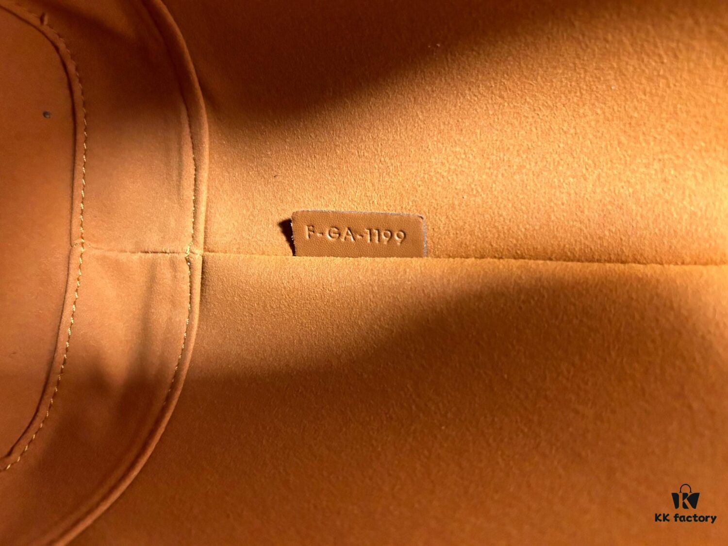 CELINE Spring Summer New Arrival CUIR Bucket Bag with Arc de Triomphe Embossed Logo, Sophisticated and Mature Design