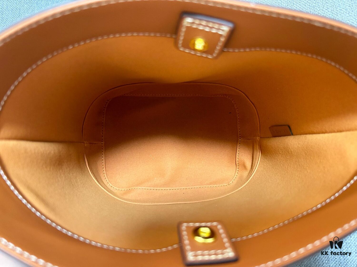 CELINE Spring Summer New Arrival CUIR Bucket Bag with Arc de Triomphe Embossed Logo, Sophisticated and Mature Design