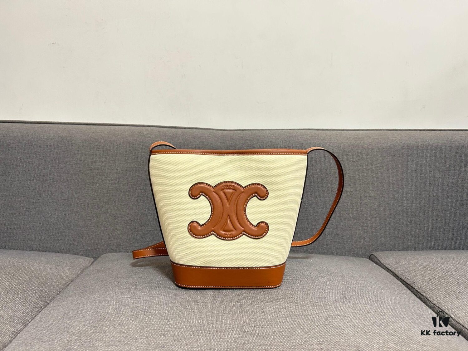 CELINE Spring Summer New Arrival CUIR Bucket Bag with Arc de Triomphe 3D Logo, Sophisticated and Mature Design