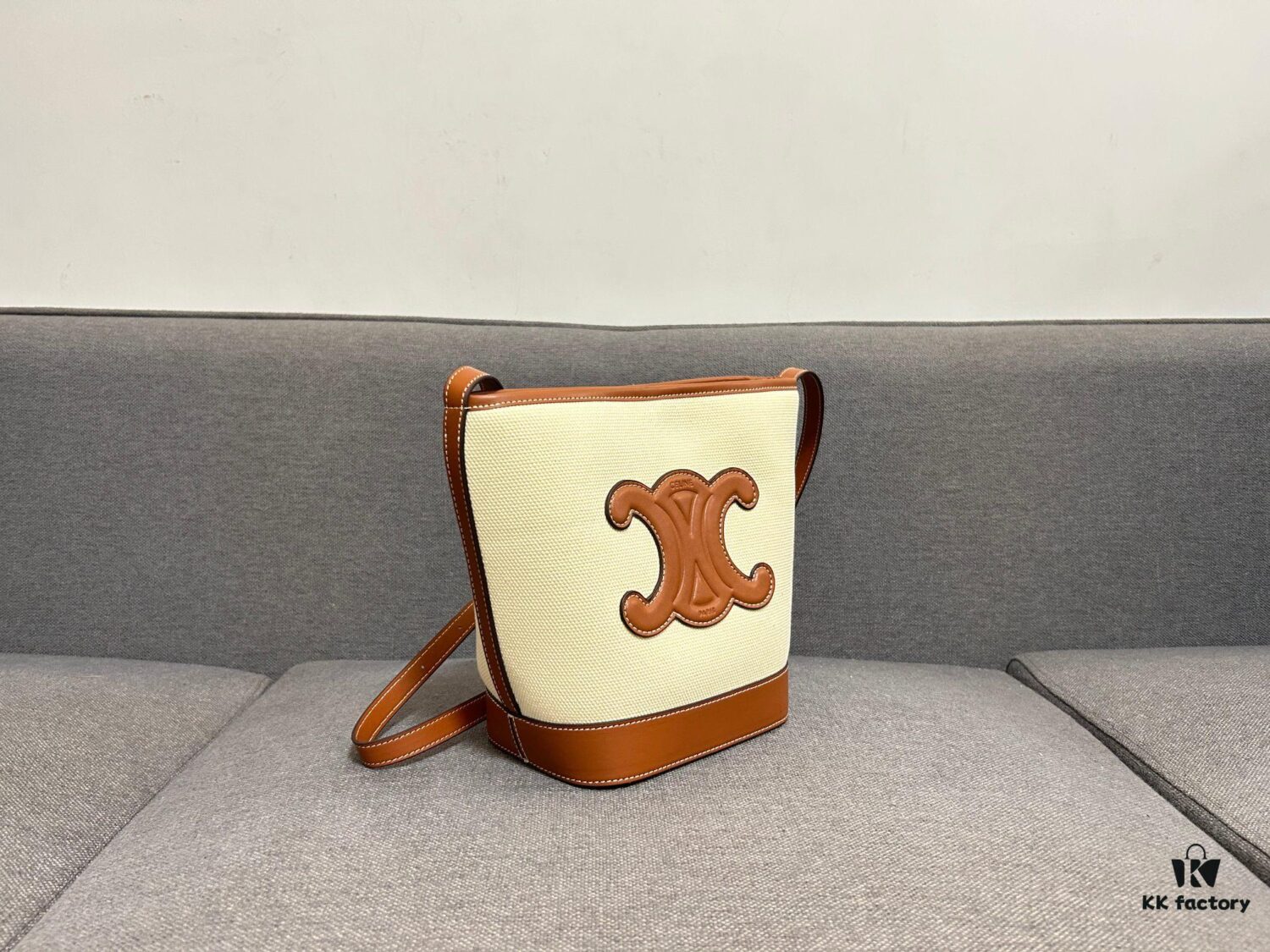 CELINE Spring Summer New Arrival CUIR Bucket Bag with Arc de Triomphe 3D Logo, Sophisticated and Mature Design