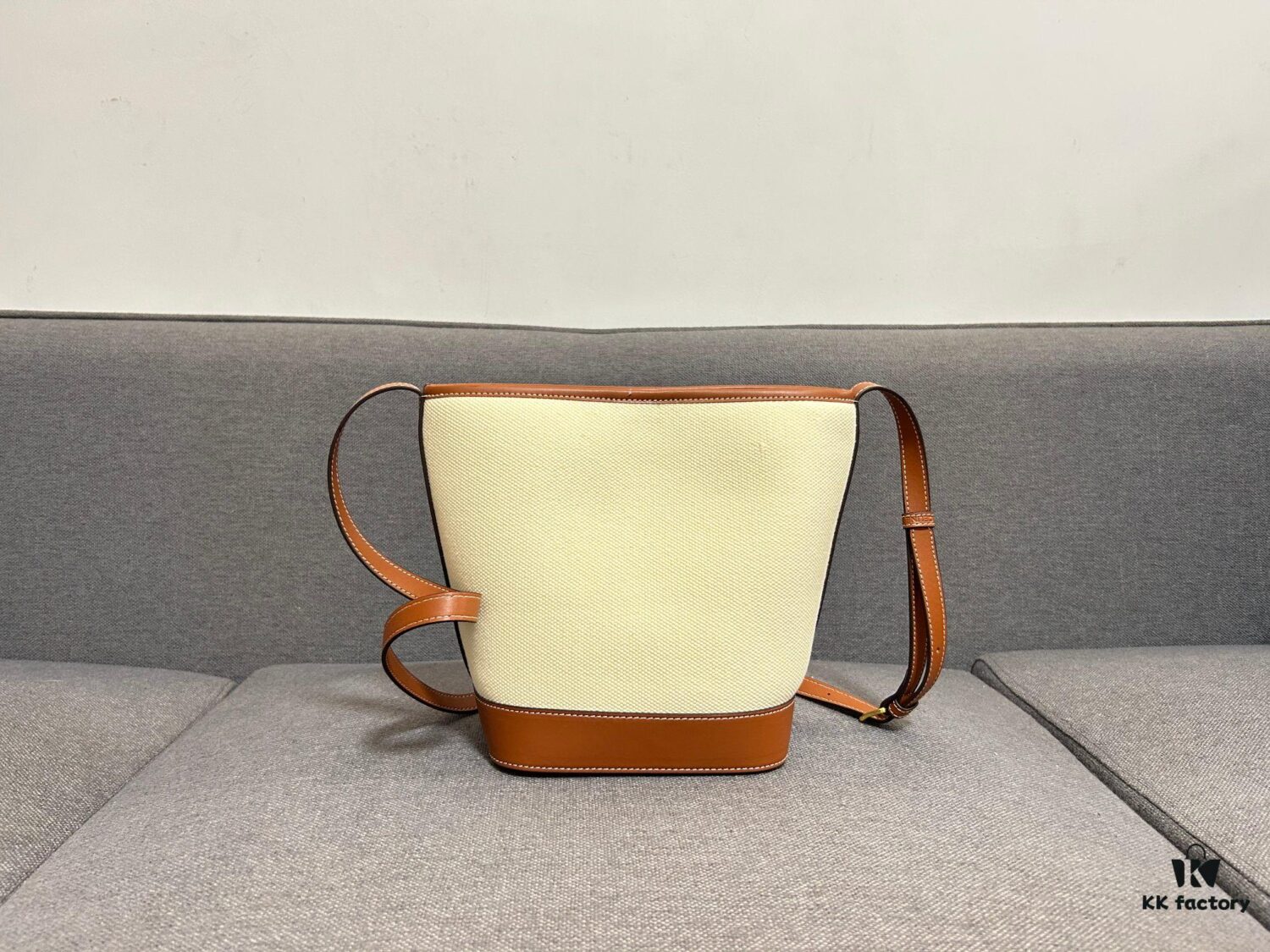 CELINE Spring Summer New Arrival CUIR Bucket Bag with Arc de Triomphe 3D Logo, Sophisticated and Mature Design