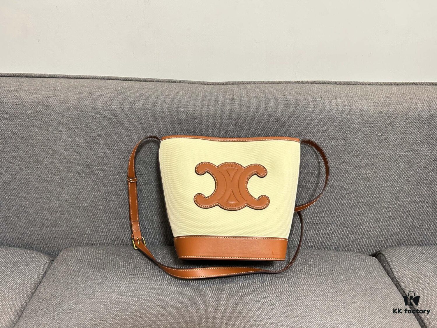 CELINE Spring Summer New Arrival CUIR Bucket Bag with Arc de Triomphe 3D Logo, Sophisticated and Mature Design