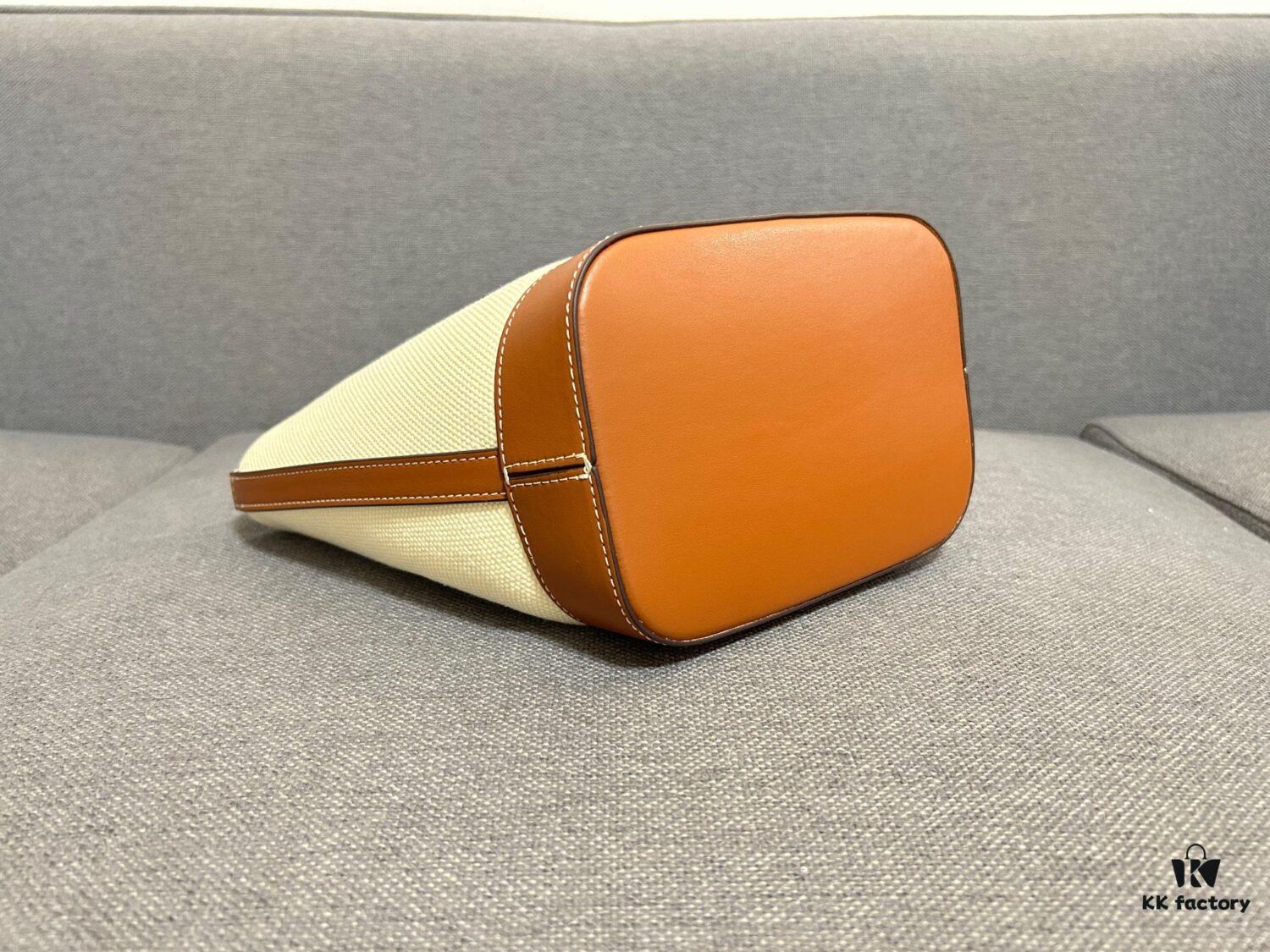 CELINE Spring Summer New Arrival CUIR Bucket Bag with Arc de Triomphe 3D Logo, Sophisticated and Mature Design