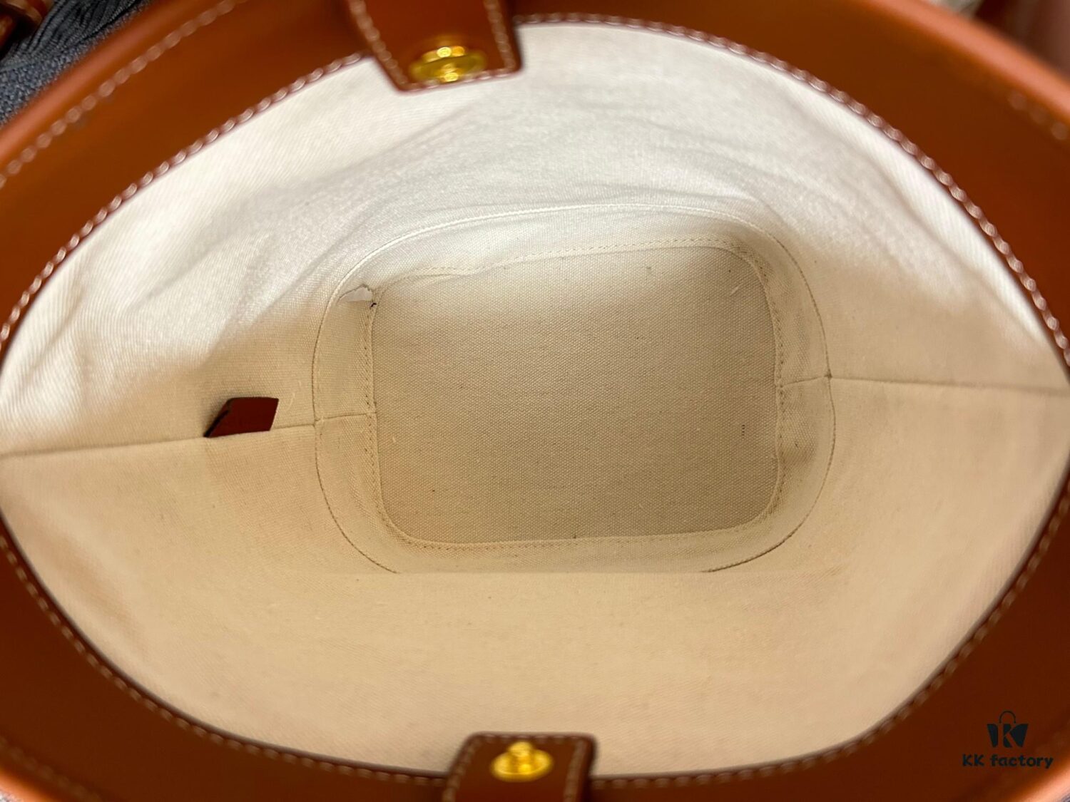 CELINE Spring Summer New Arrival CUIR Bucket Bag with Arc de Triomphe 3D Logo, Sophisticated and Mature Design