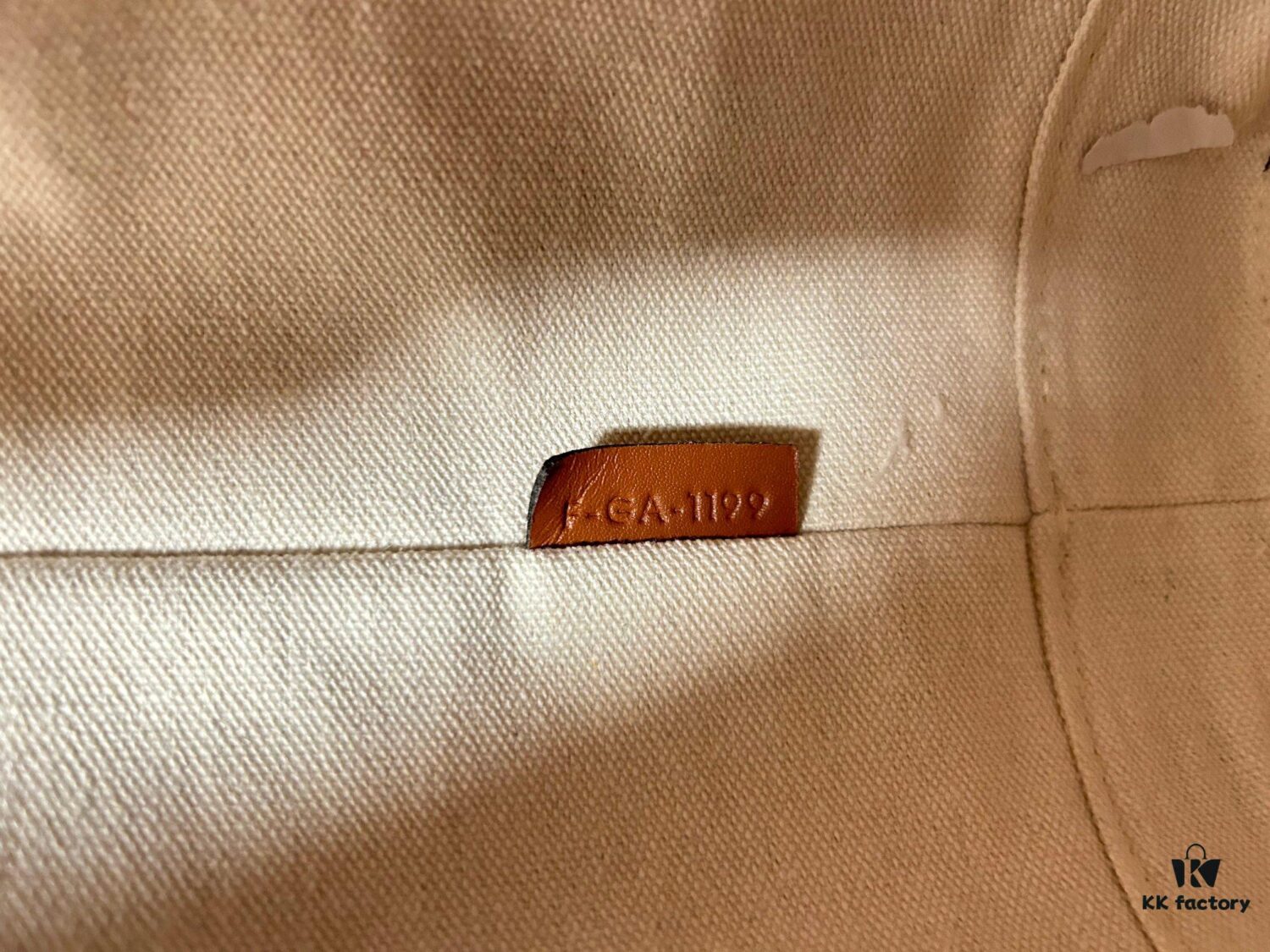 CELINE Spring Summer New Arrival CUIR Bucket Bag with Arc de Triomphe 3D Logo, Sophisticated and Mature Design