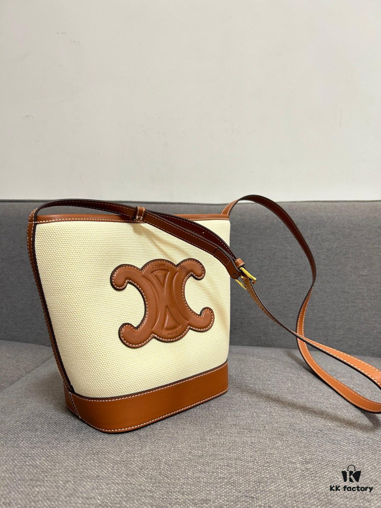 CELINE Spring Summer New Arrival CUIR Bucket Bag with Arc de Triomphe 3D Logo, Sophisticated and Mature Design