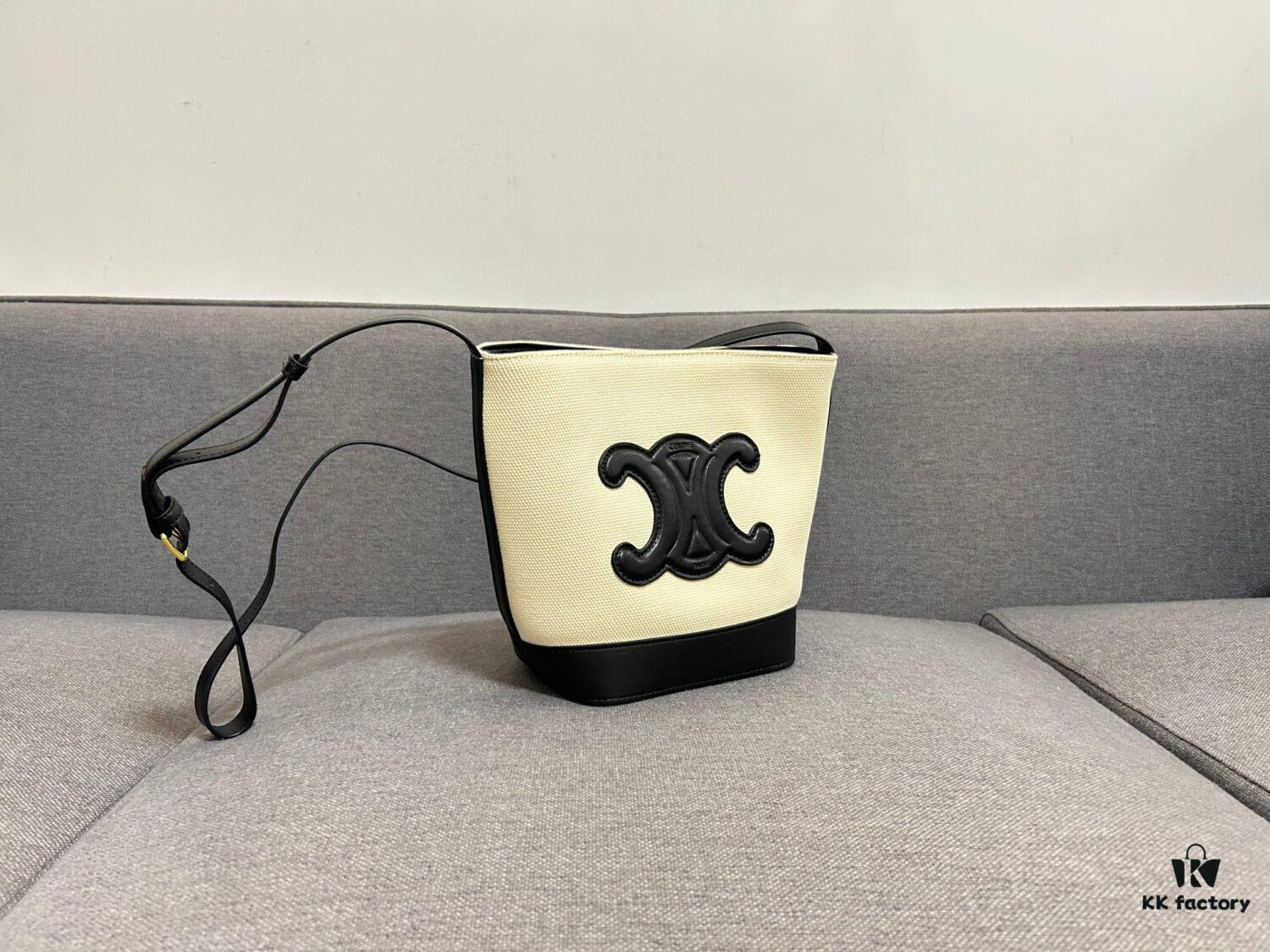 CELINE Spring Summer New Arrival CUIR Bucket Bag with Arc de Triomphe 3D Logo, Sophisticated and Mature Design