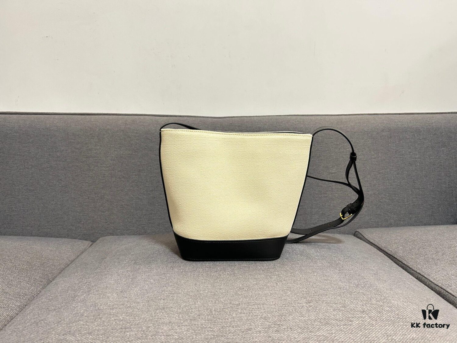 CELINE Spring Summer New Arrival CUIR Bucket Bag with Arc de Triomphe 3D Logo, Sophisticated and Mature Design