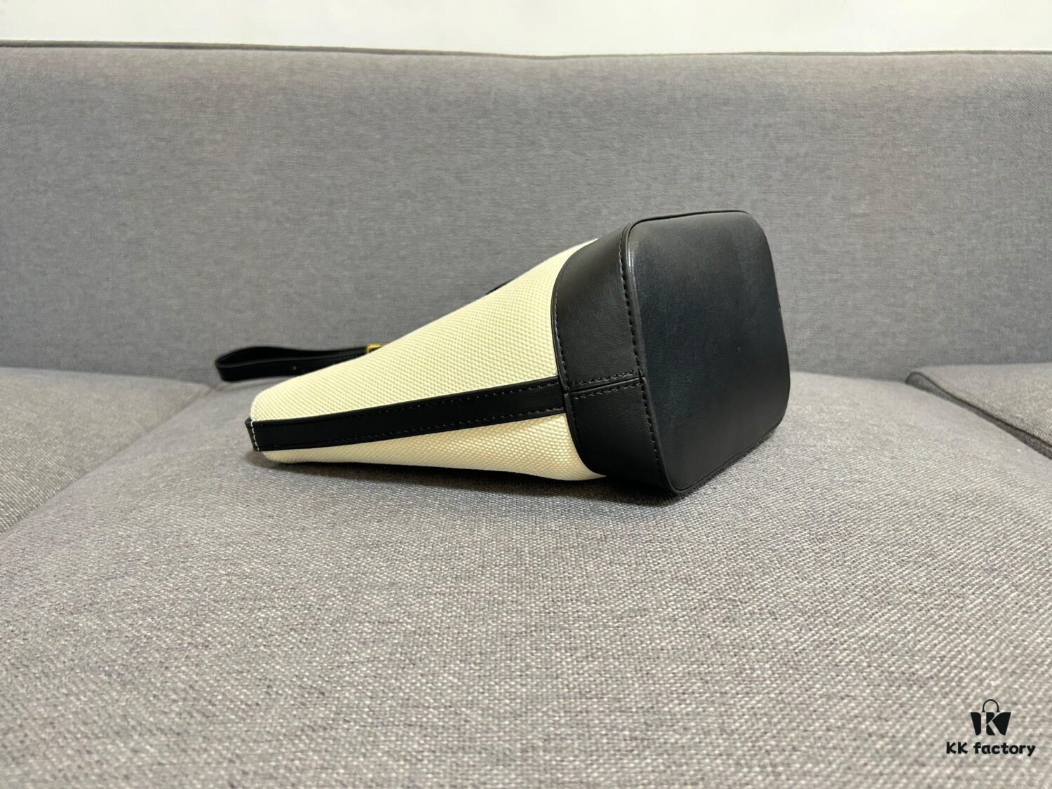 CELINE Spring Summer New Arrival CUIR Bucket Bag with Arc de Triomphe 3D Logo, Sophisticated and Mature Design