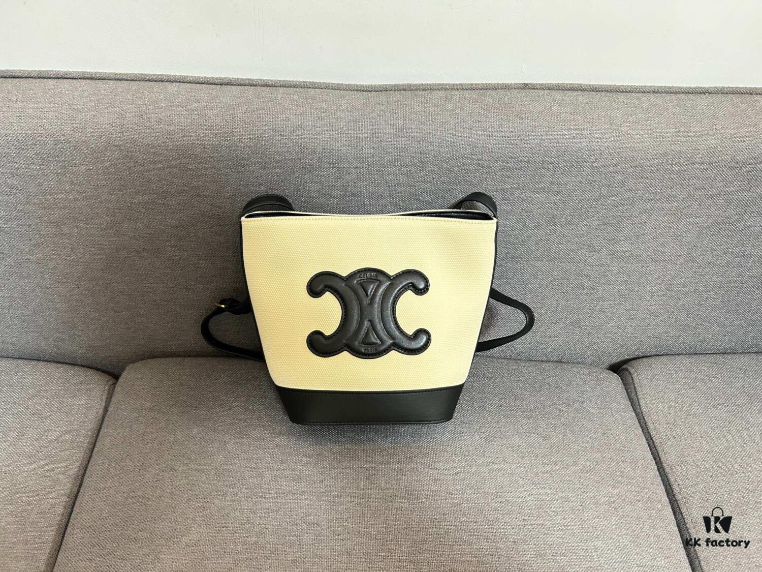 CELINE Spring Summer New Arrival CUIR Bucket Bag with Arc de Triomphe 3D Logo, Sophisticated and Mature Design