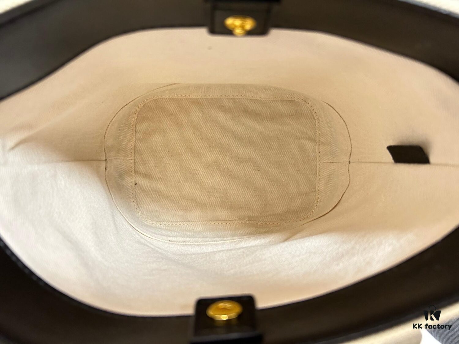 CELINE Spring Summer New Arrival CUIR Bucket Bag with Arc de Triomphe 3D Logo, Sophisticated and Mature Design