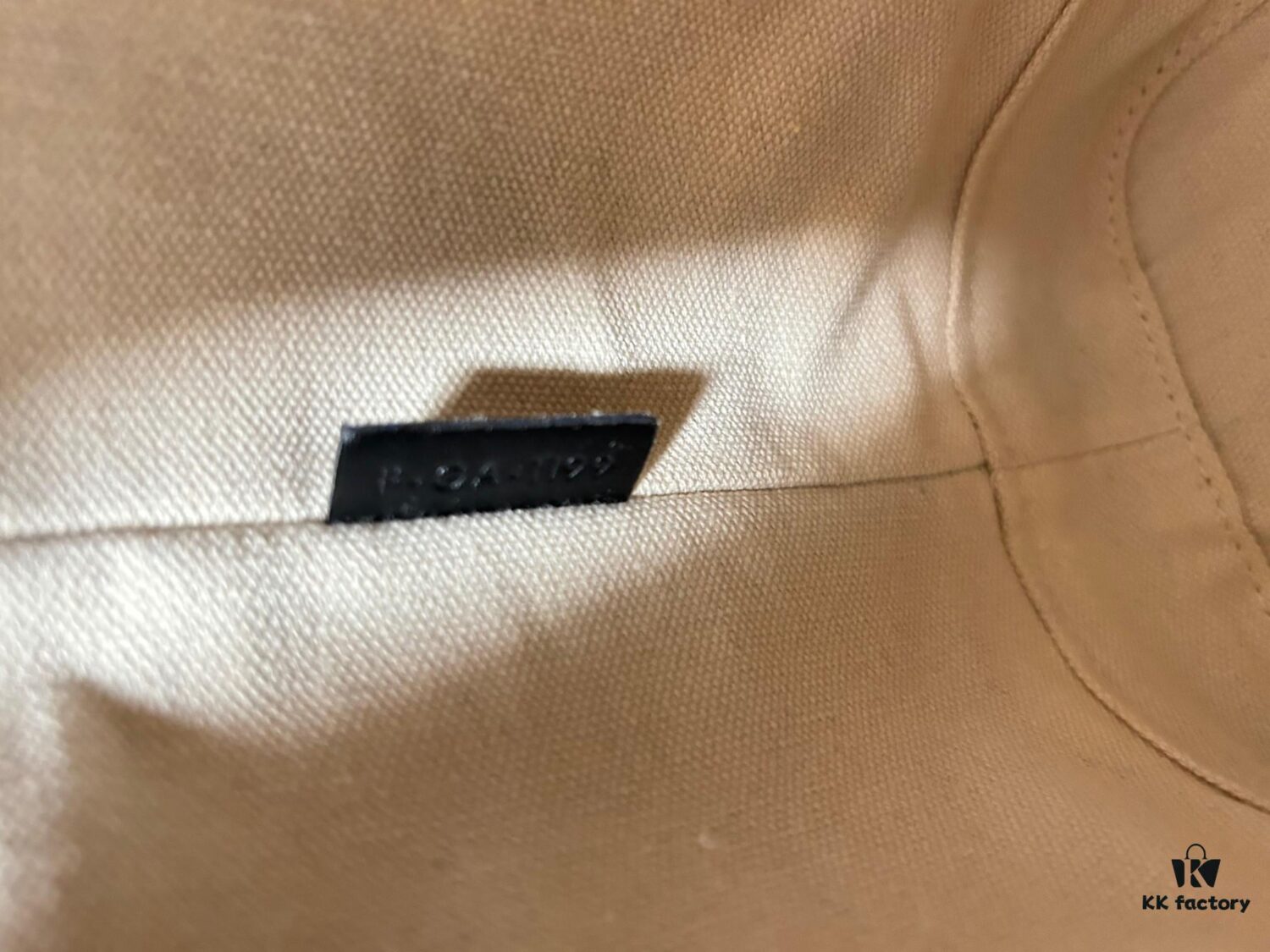 CELINE Spring Summer New Arrival CUIR Bucket Bag with Arc de Triomphe 3D Logo, Sophisticated and Mature Design