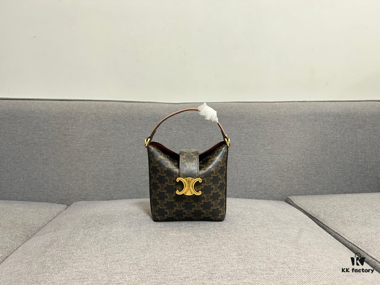 CELINE New Fries Bag, Smooth PVC Cowhide, Two Options, Original Hardware, Compact and Elegant Design, Handheld or Crossbody, Fits Small Essentials, Stunning Look, Size: 20cm, Model: 8106#